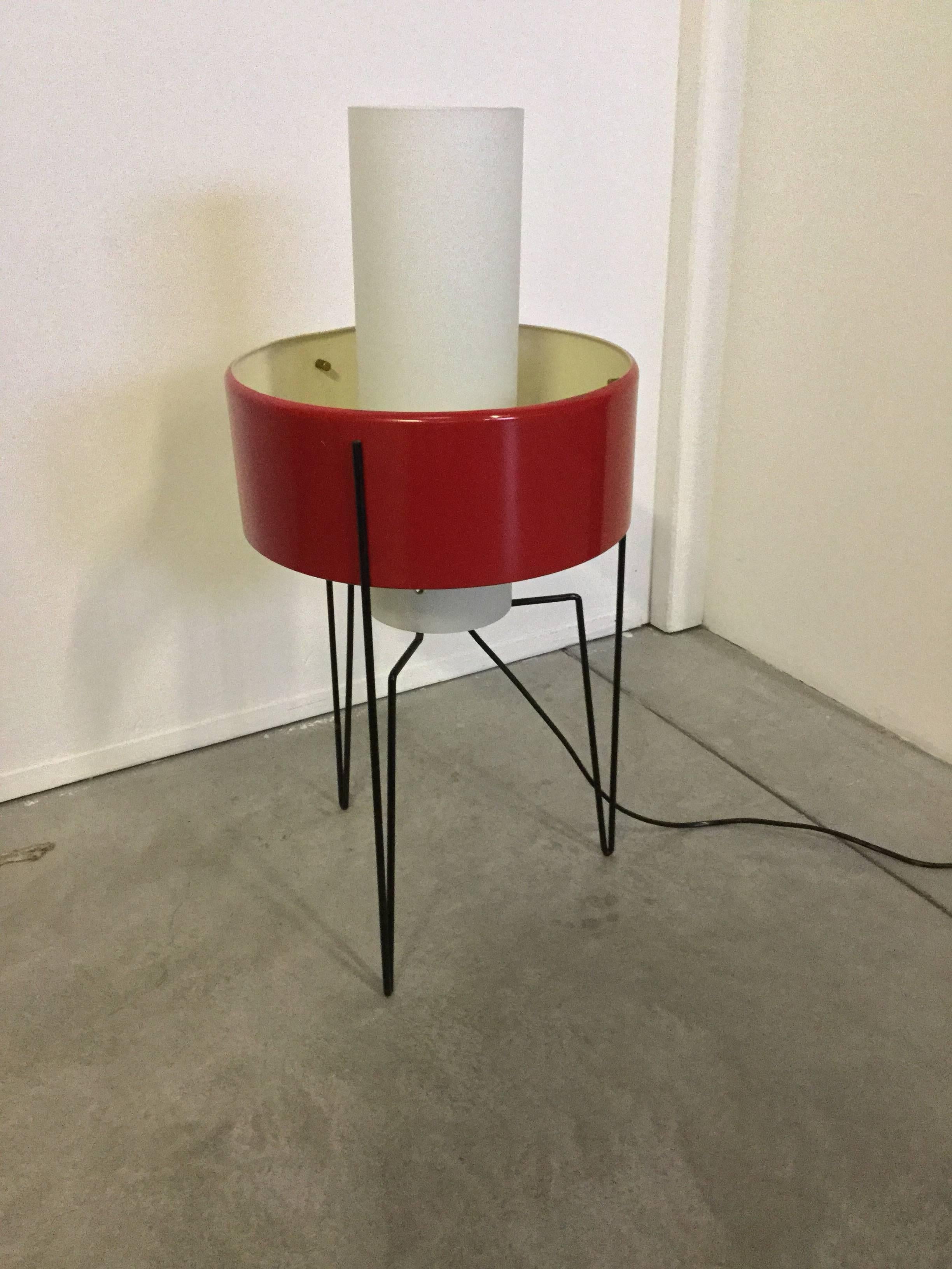 Beautiful table lamp with metal black lacquered frame surmounted by a circular red metal band, inside it a white opaline cylinder glass is positioned as diffuser
Manufactured by Stilnovo in 1950 as the label on the band witness
This model is rare