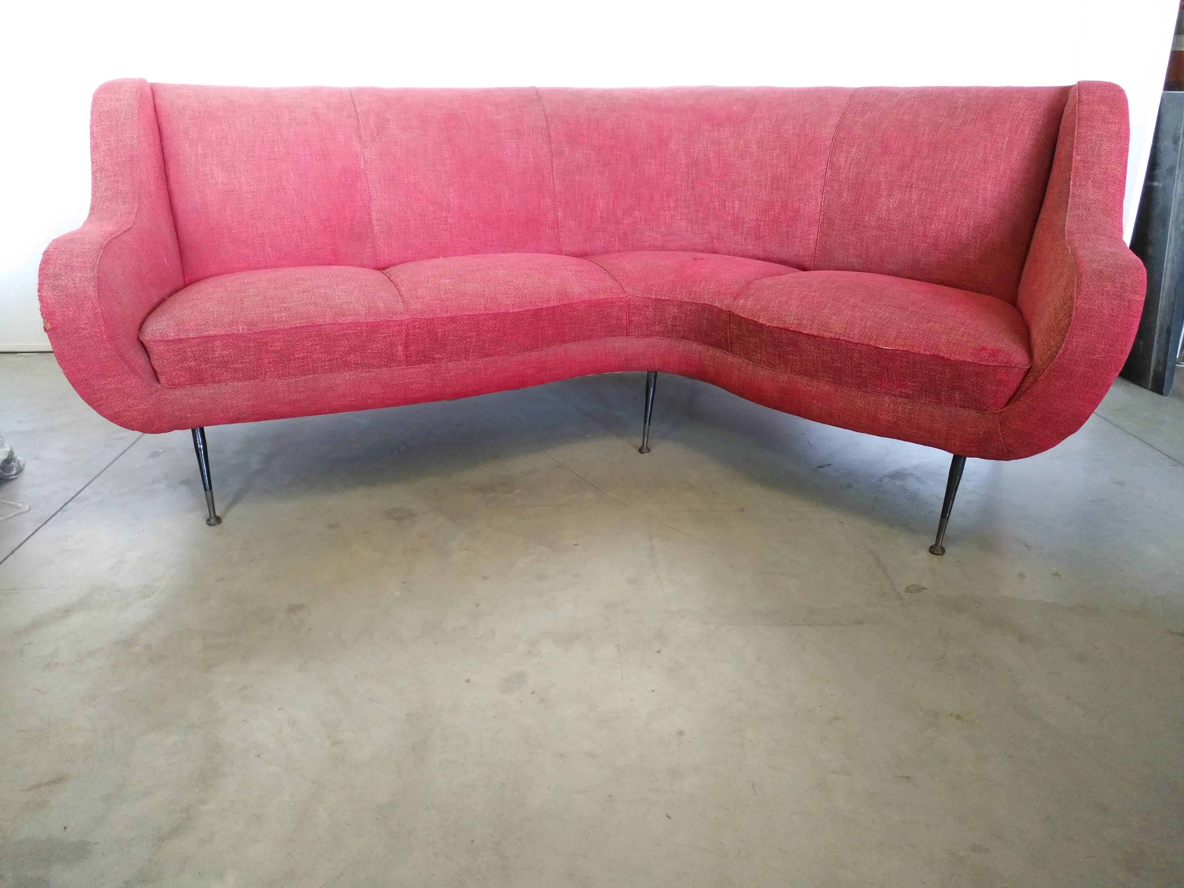 Beautiful curved sofa with black iron feet and final brass, comfortable seat and good Italian design original, 1950. 
Good condition of upholstery, original with springs and old red fabric, it's possible to renew the sofa by our tapestry laboratory