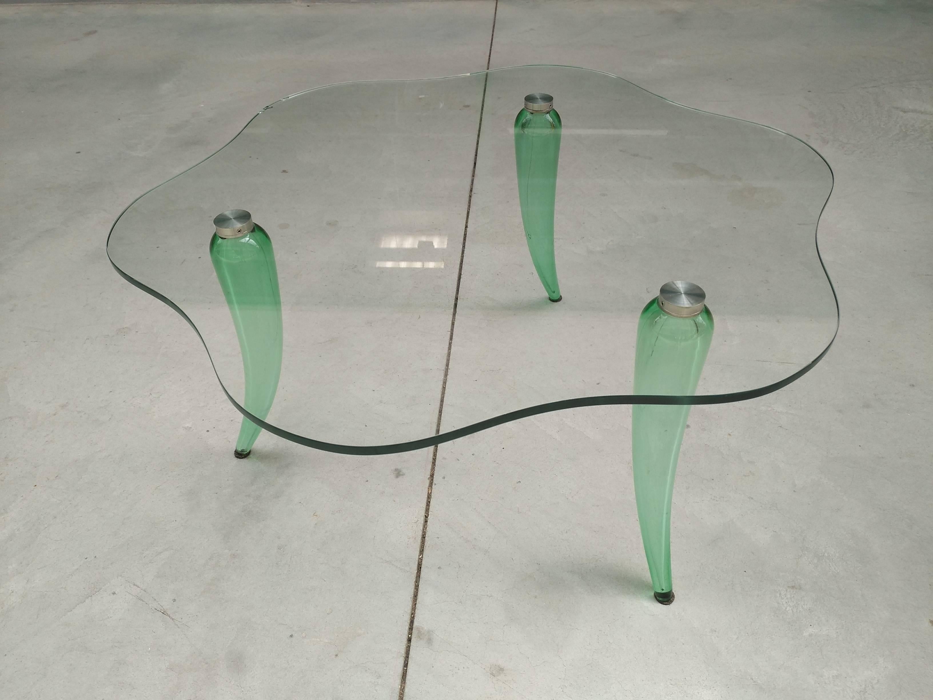Nice coffee table with green glass legs surmounted by a glass top flower shaped, beautiful design and color
Manufactured by Seguso in 1980.