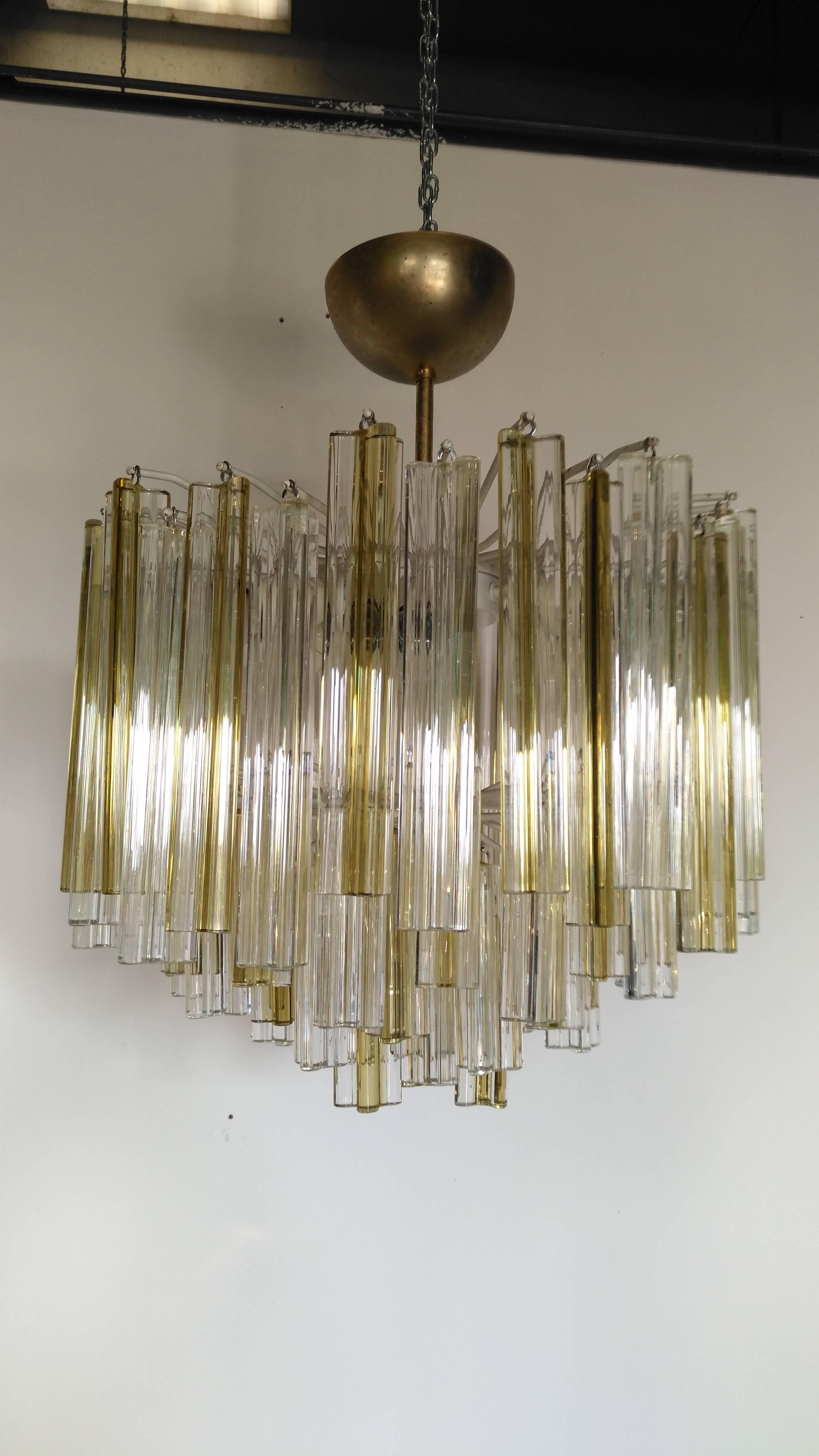 Beautiful lot of four chandeliers, trilobo transparent glass with yellow rod glass inside
Beautiful model manufactured by Venini in 1960, very in testing lot of four chandeliers original and complete in all parts
Dimensions: Diameter cm 55 x height