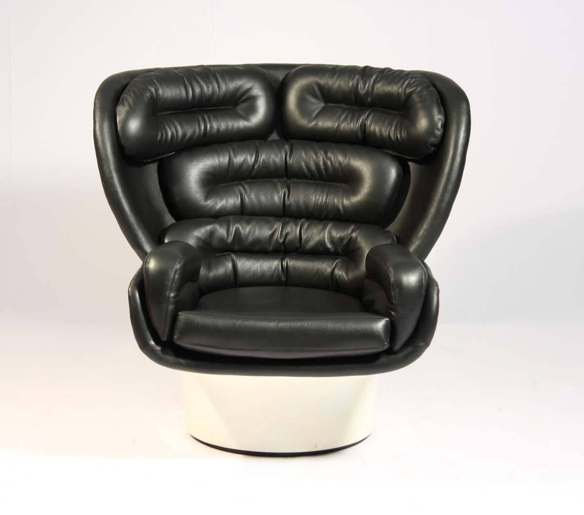 Elda chair designed by Joe Colombo in 1963 and manufactured by Comfort, white fiberglass and black leather, this chair is an icon of the Italian design, made with a turntable iron base, the chair offers a comfortable and amazing seat.