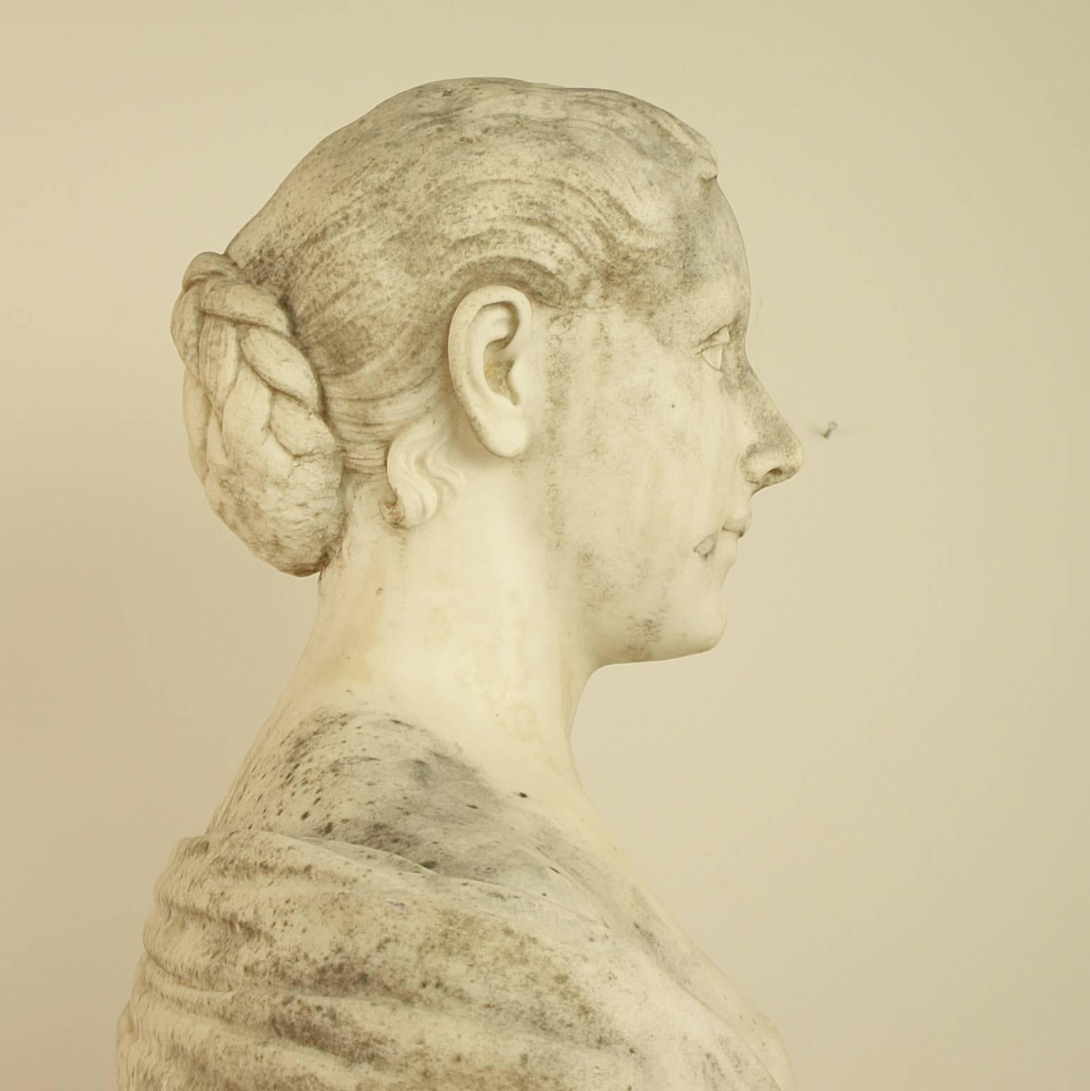 Sculpté Buste d'une jeune femme en marbre blanc du 18ème ou 19ème siècle en vente