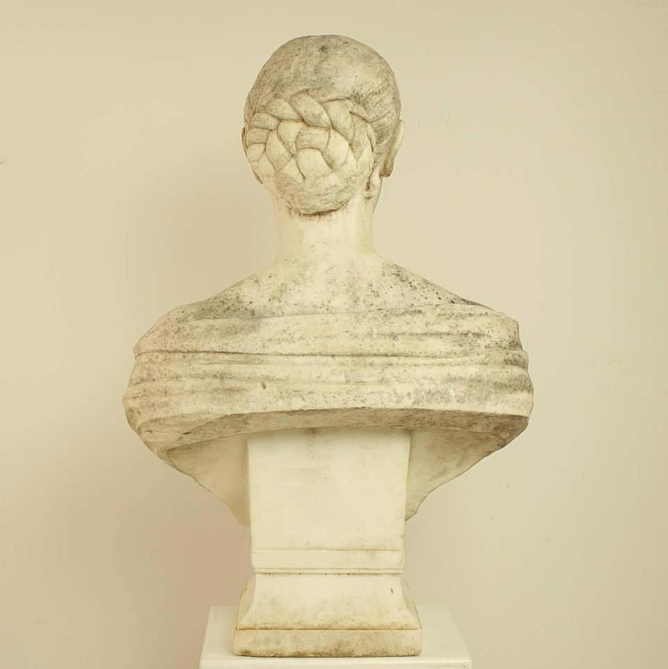 18th or 19th Century White Marble Bust of a Young Woman In Good Condition For Sale In Berlin, DE
