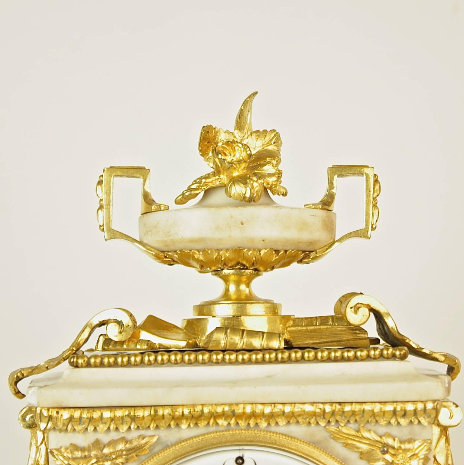 Français Pendule de cheminée Louis XVI du 18e siècle en bronze doré et marbre blanc, vers 1780 en vente