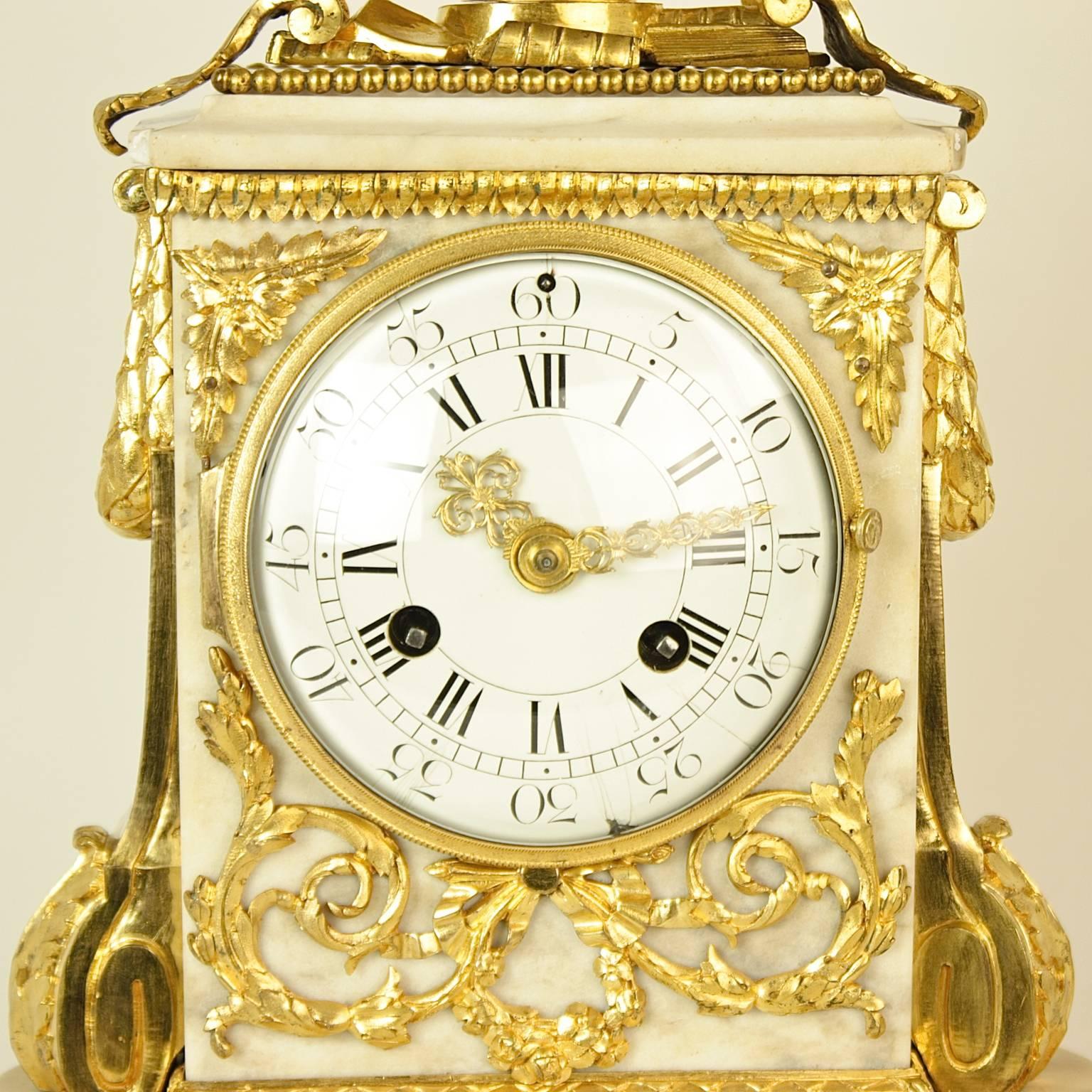 Eine Louis-XVI-Manteluhr aus vergoldeter Bronze und weißem Marmor aus dem 18. Jahrhundert, um 1780

Eine Louis-XVI-Uhr aus vergoldeter Bronze und weißem Marmor aus dem 18. Jahrhundert, mit weißem Emailzifferblatt mit römischen und arabischen