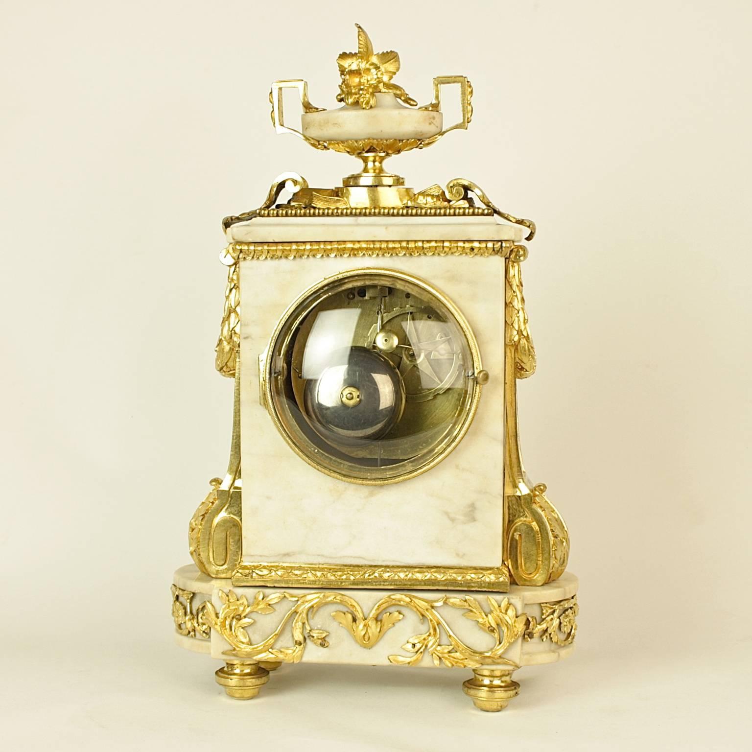 Fin du XVIIIe siècle Pendule de cheminée Louis XVI du 18e siècle en bronze doré et marbre blanc, vers 1780 en vente