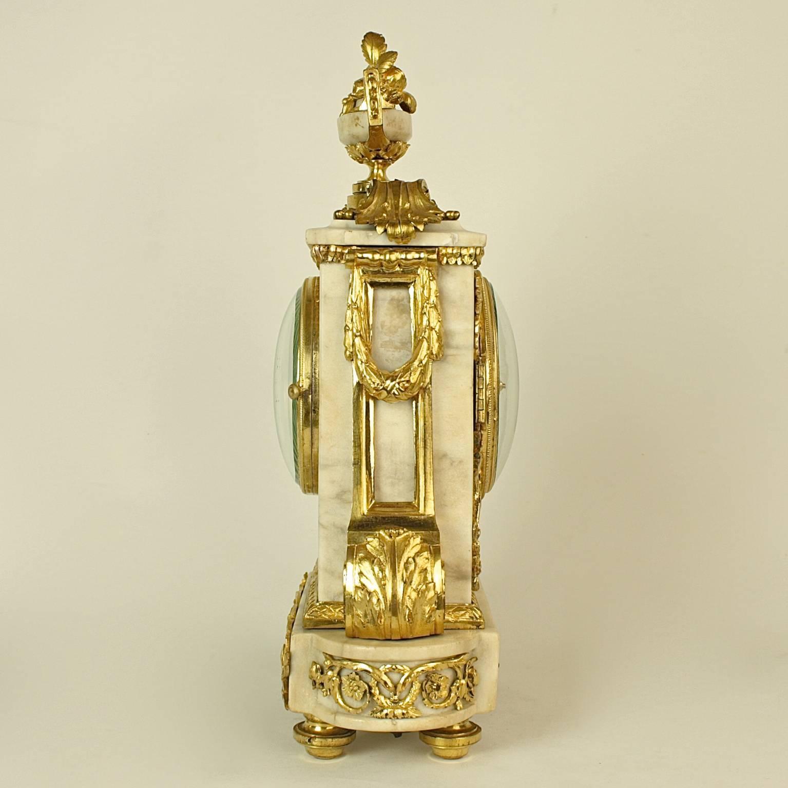 Pendule de cheminée Louis XVI du 18e siècle en bronze doré et marbre blanc, vers 1780 en vente 1