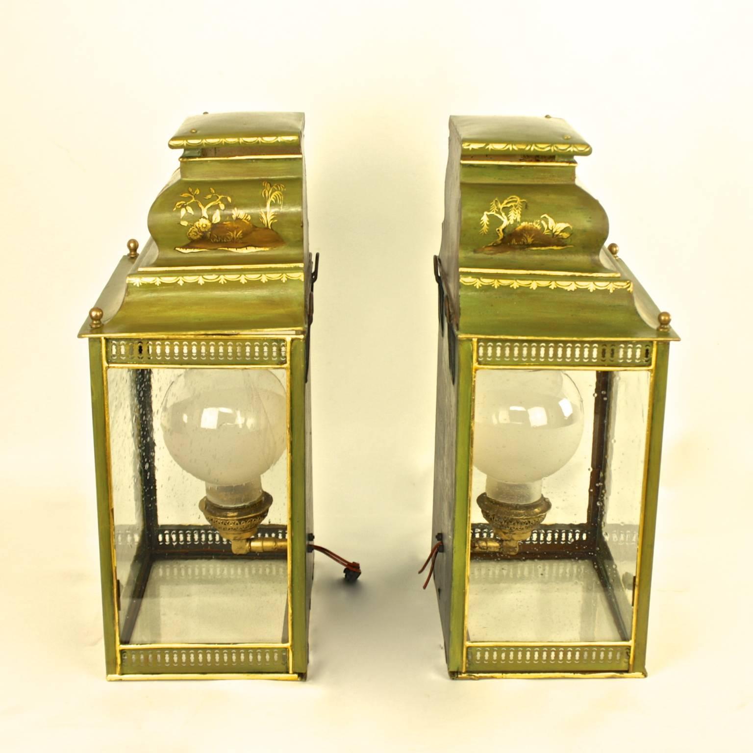 Gilt Pair of English 19th Century Tole Pagoda Wall-Lantern with Chinoiserie 
