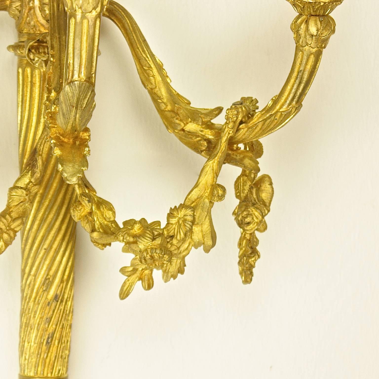 Zwei dreiflammige Wandleuchter aus vergoldeter Bronze im Louis-XVI.-Stil mit Kleeblattmuster, umgekehrt H. Vian (Französisch) im Angebot