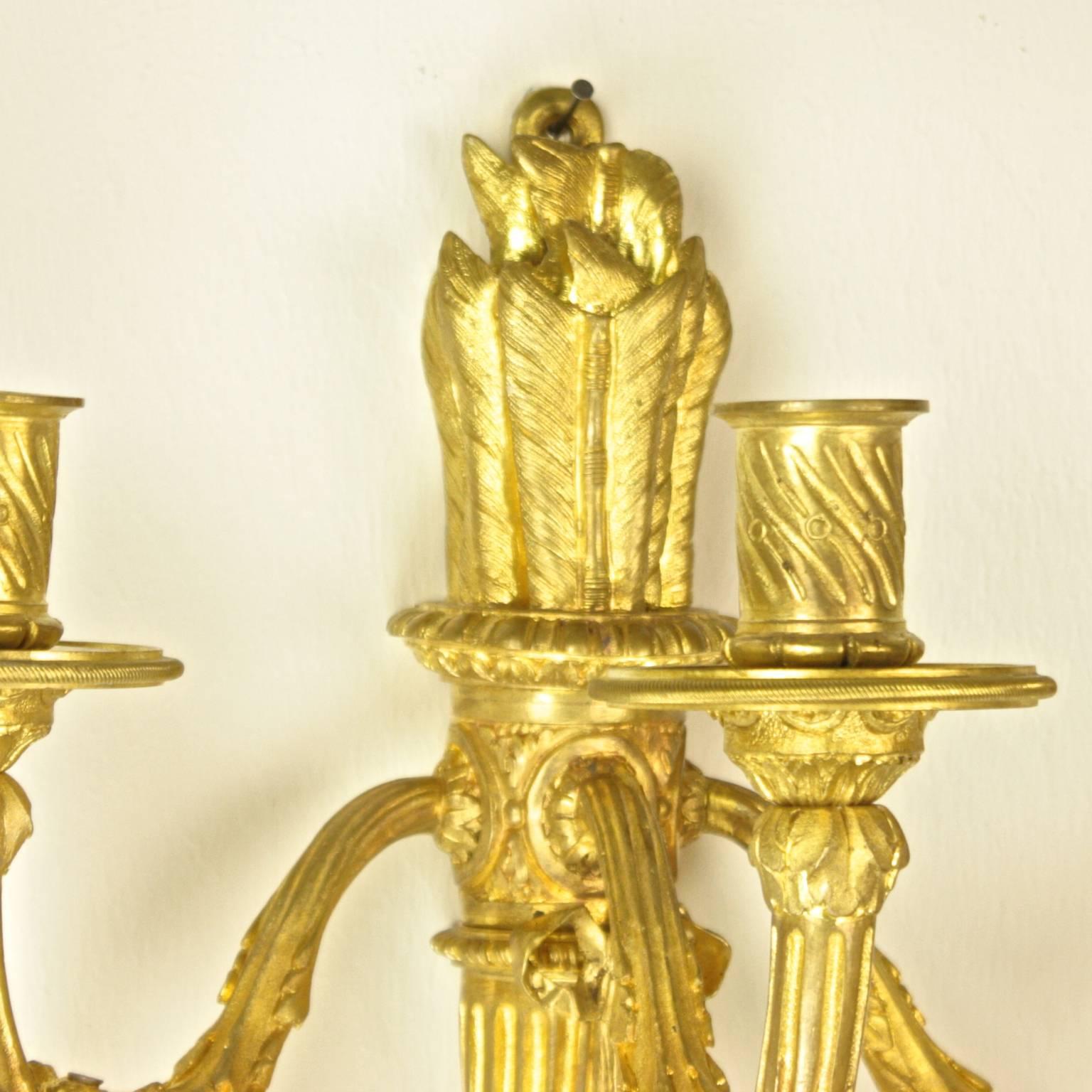 Zwei dreiflammige Wandleuchter aus vergoldeter Bronze im Louis-XVI.-Stil mit Kleeblattmuster, umgekehrt H. Vian (Vergoldet) im Angebot