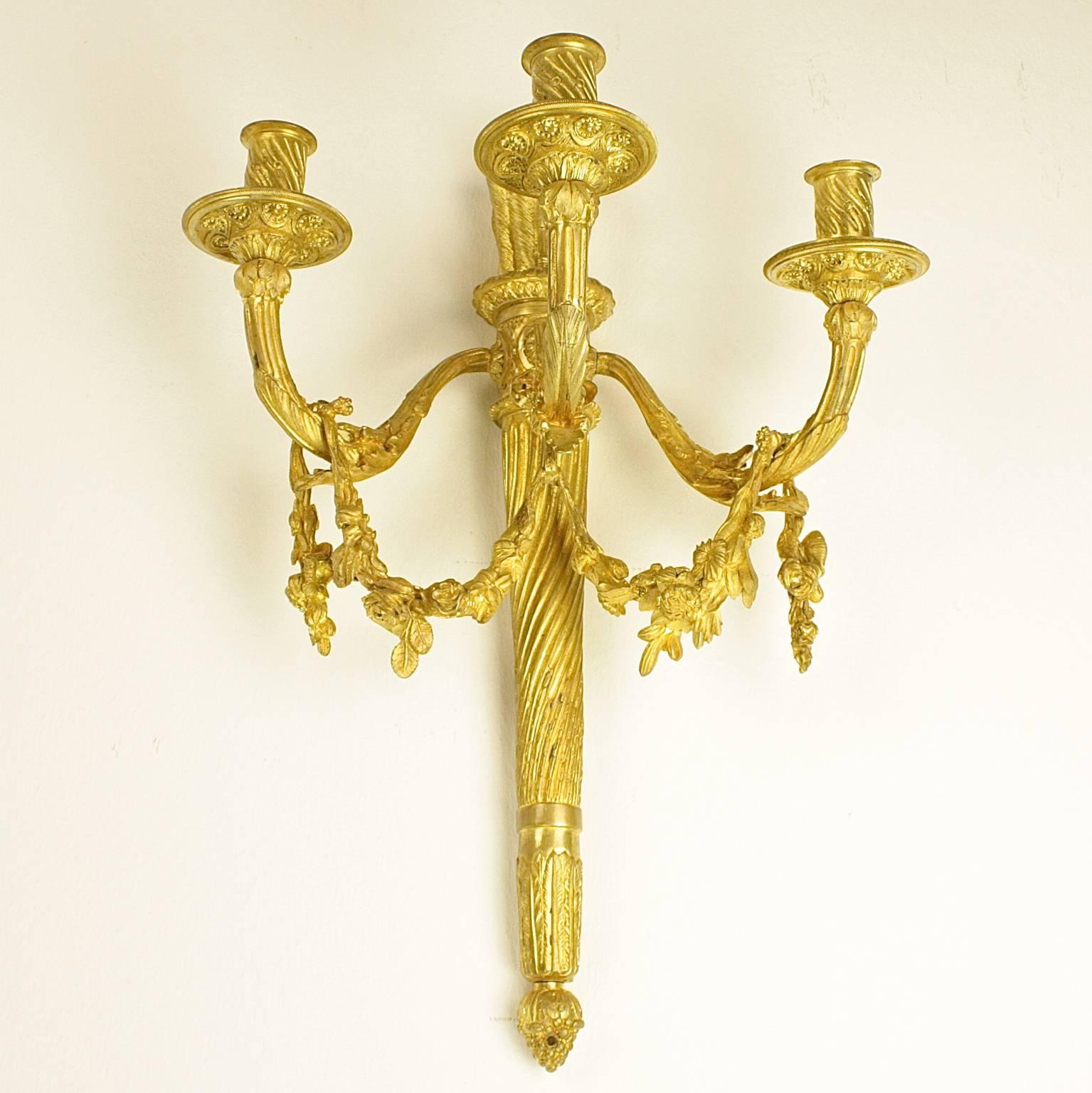 French Pair of Louis XVI Style Three-Light Quiver Gilt-Bronze Sconce, attr. H. Vian For Sale