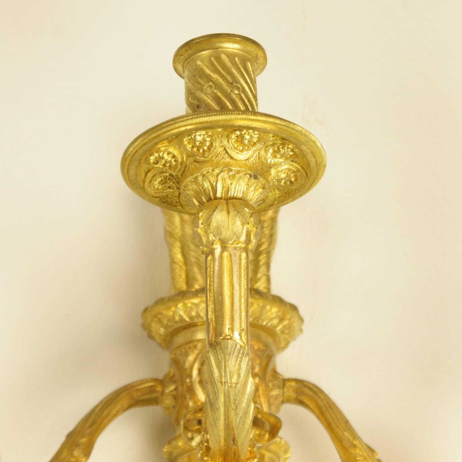 Zwei dreiflammige Wandleuchter aus vergoldeter Bronze im Louis-XVI.-Stil mit Kleeblattmuster, umgekehrt H. Vian im Zustand „Gut“ im Angebot in Berlin, DE