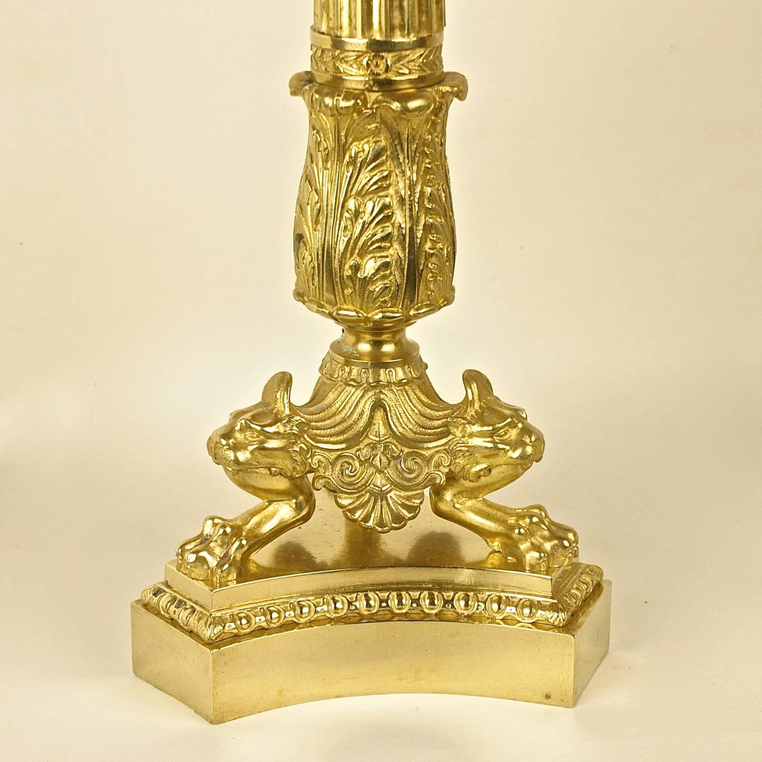 Paar vierflammige Kandelaber aus vergoldeter Bronze des 19. Jahrhunderts (Französisch) im Angebot