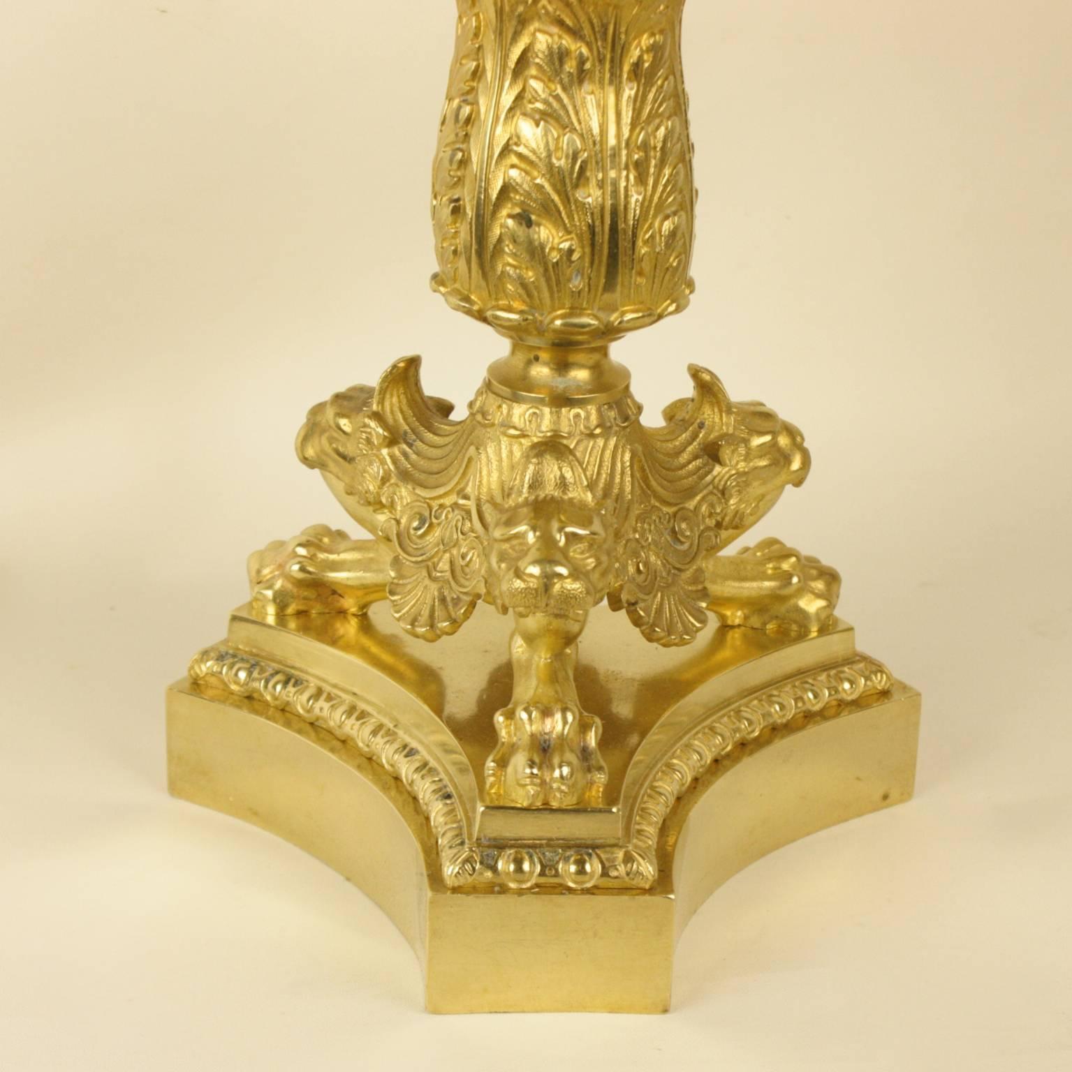 Paar vierflammige Kandelaber aus vergoldeter Bronze des 19. Jahrhunderts (Vergoldet) im Angebot