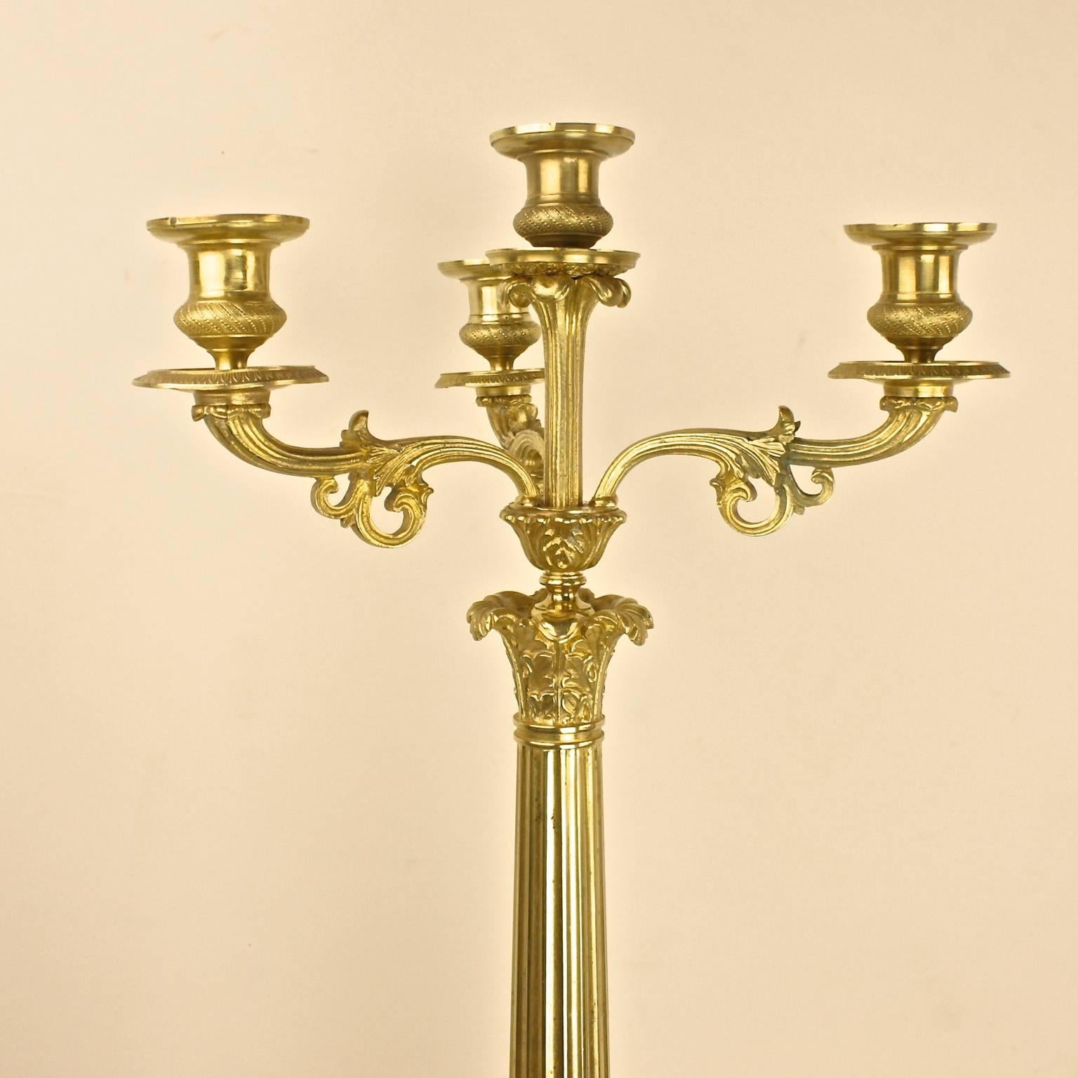 Paar vierflammige Kandelaber aus vergoldeter Bronze des 19. Jahrhunderts (Napoleon III.) im Angebot