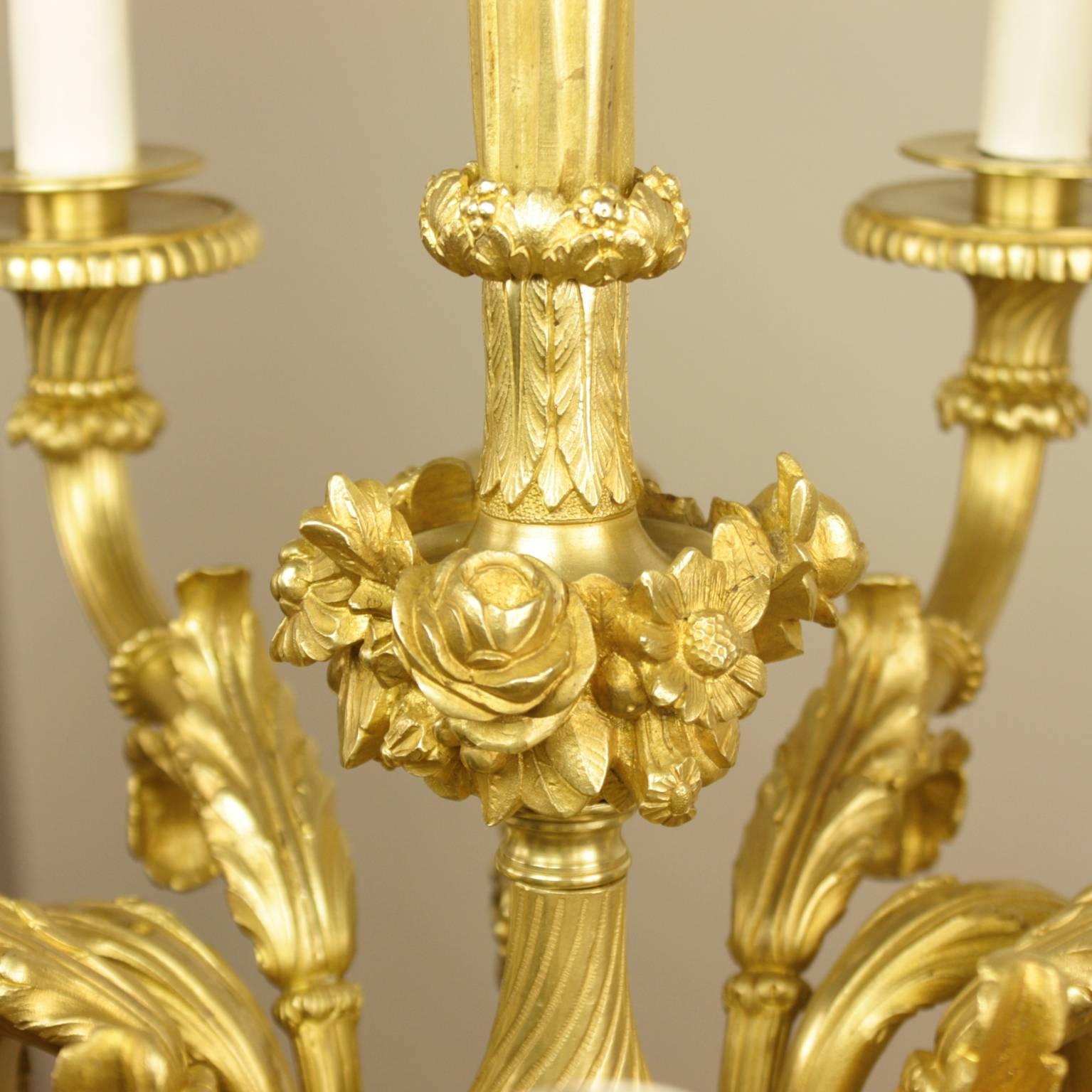 Vergoldeter Bronze-Kronleuchter im Louis-XVI.-Stil, Beurdeley Maison zugeschrieben (1818-1895 (19. Jahrhundert) im Angebot