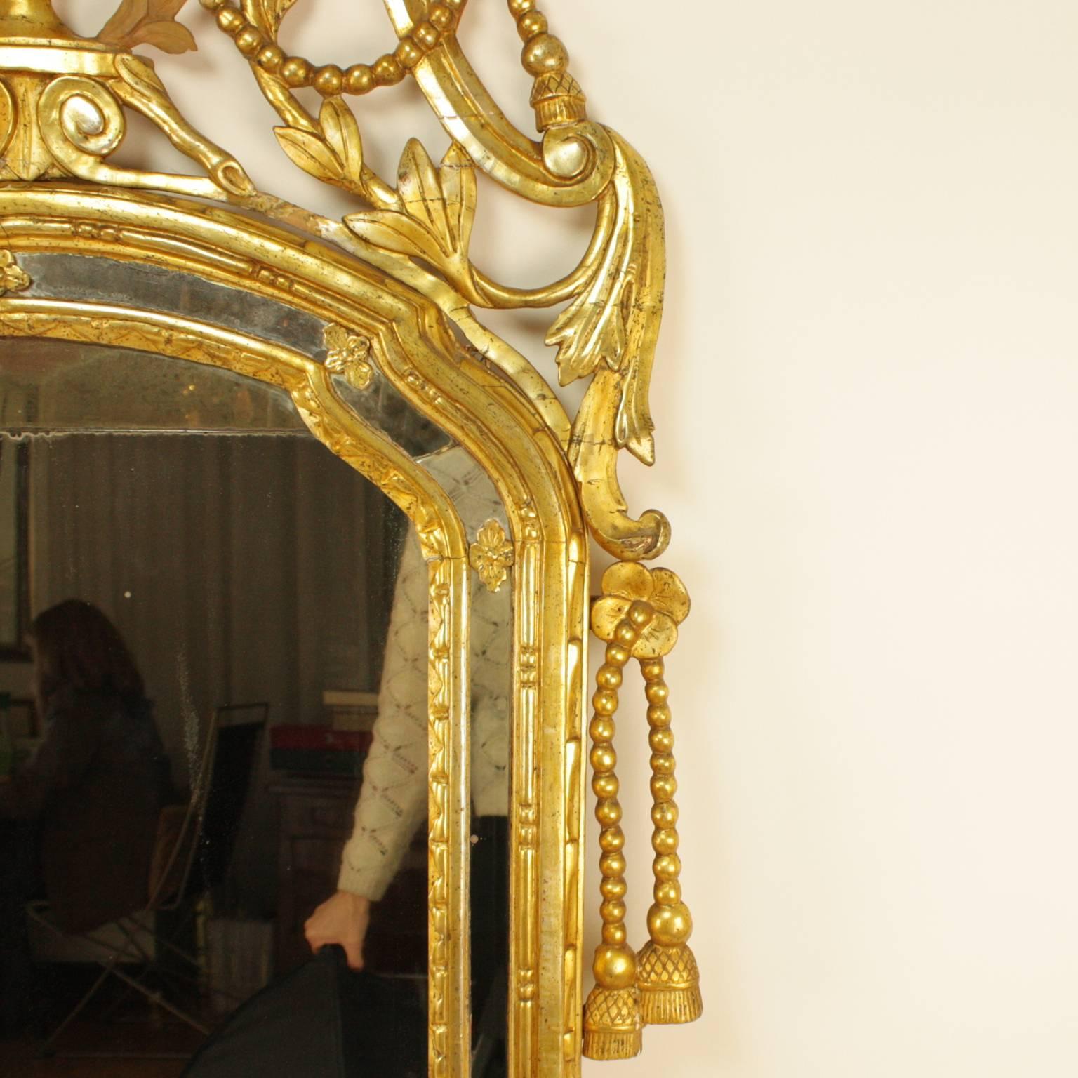 Großer italienischer Spiegel mit Seil und Quasten aus geschnitztem vergoldetem Holz, 18. Jahrhundert (Italienisch) im Angebot