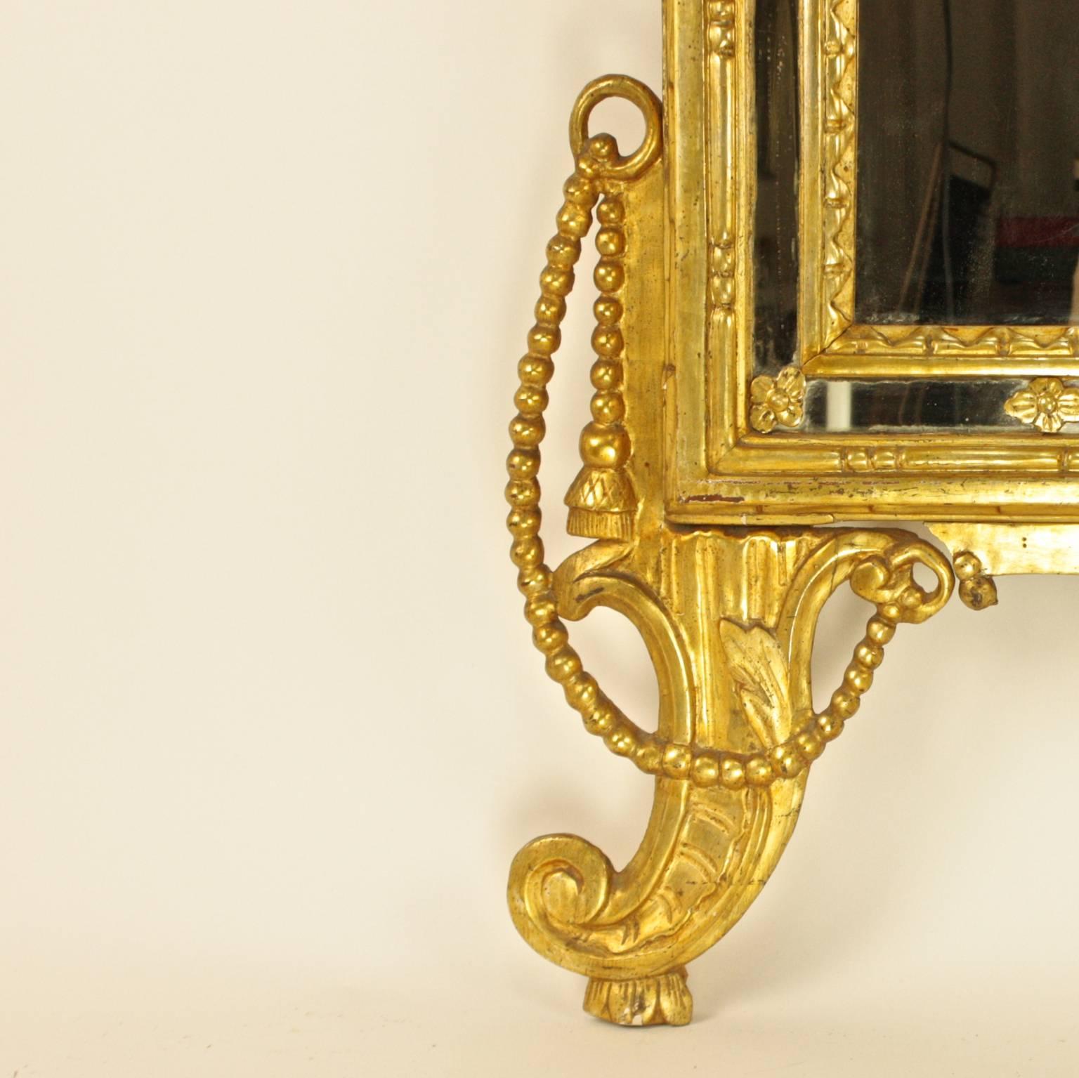 Großer italienischer Spiegel mit Seil und Quasten aus geschnitztem vergoldetem Holz, 18. Jahrhundert (Geschnitzt) im Angebot