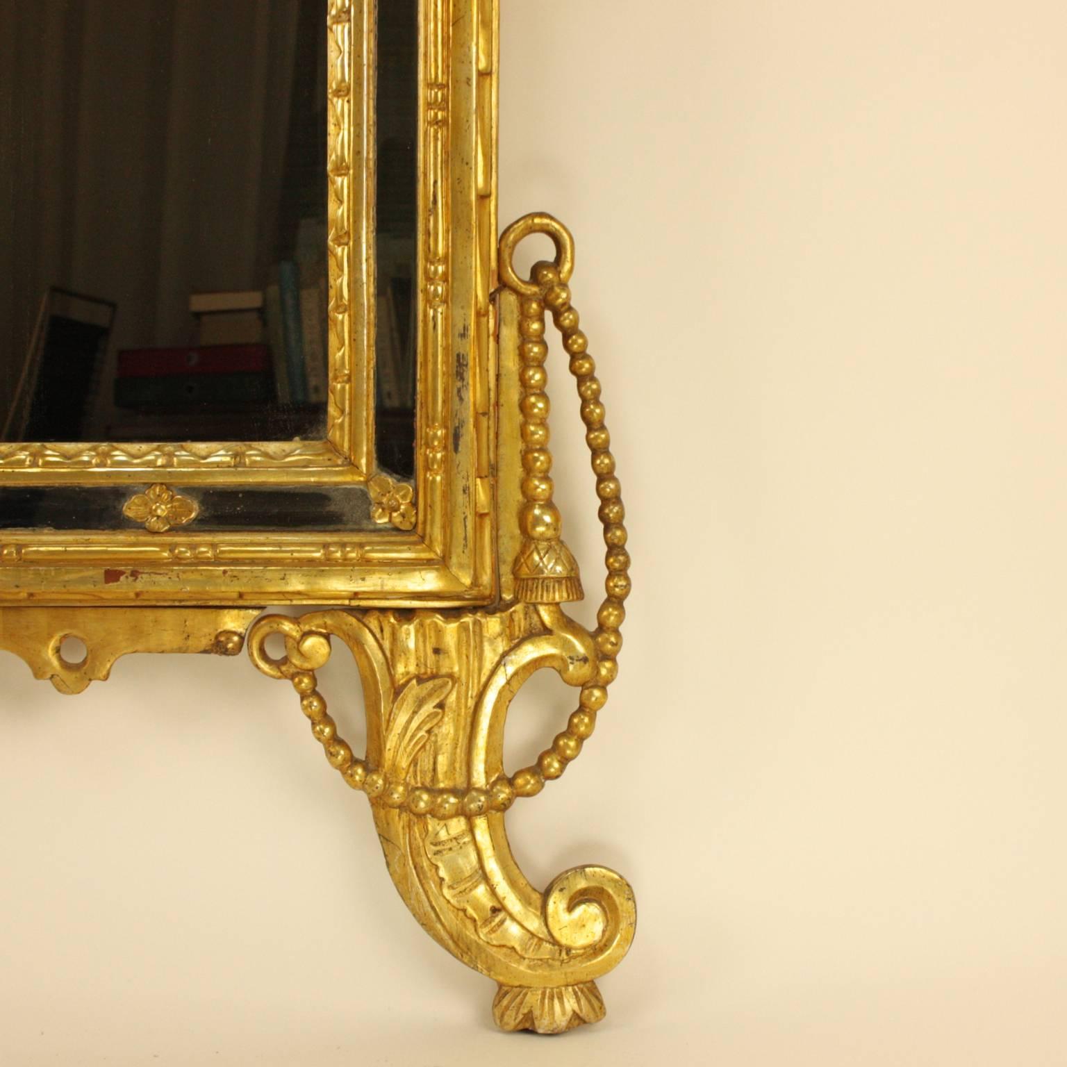 Großer italienischer Spiegel mit Seil und Quasten aus geschnitztem vergoldetem Holz, 18. Jahrhundert im Zustand „Gut“ im Angebot in Berlin, DE