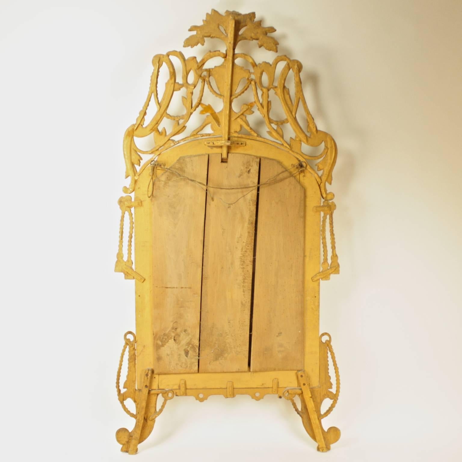 Großer italienischer Spiegel mit Seil und Quasten aus geschnitztem vergoldetem Holz, 18. Jahrhundert im Angebot 1
