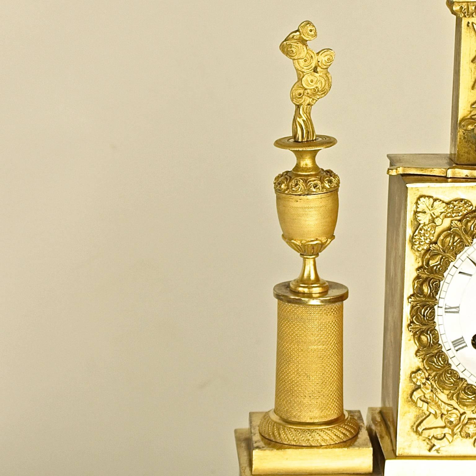 Empire Ormolu Figural Mantle Clock of the Goddess Flora In Good Condition In Berlin, DE