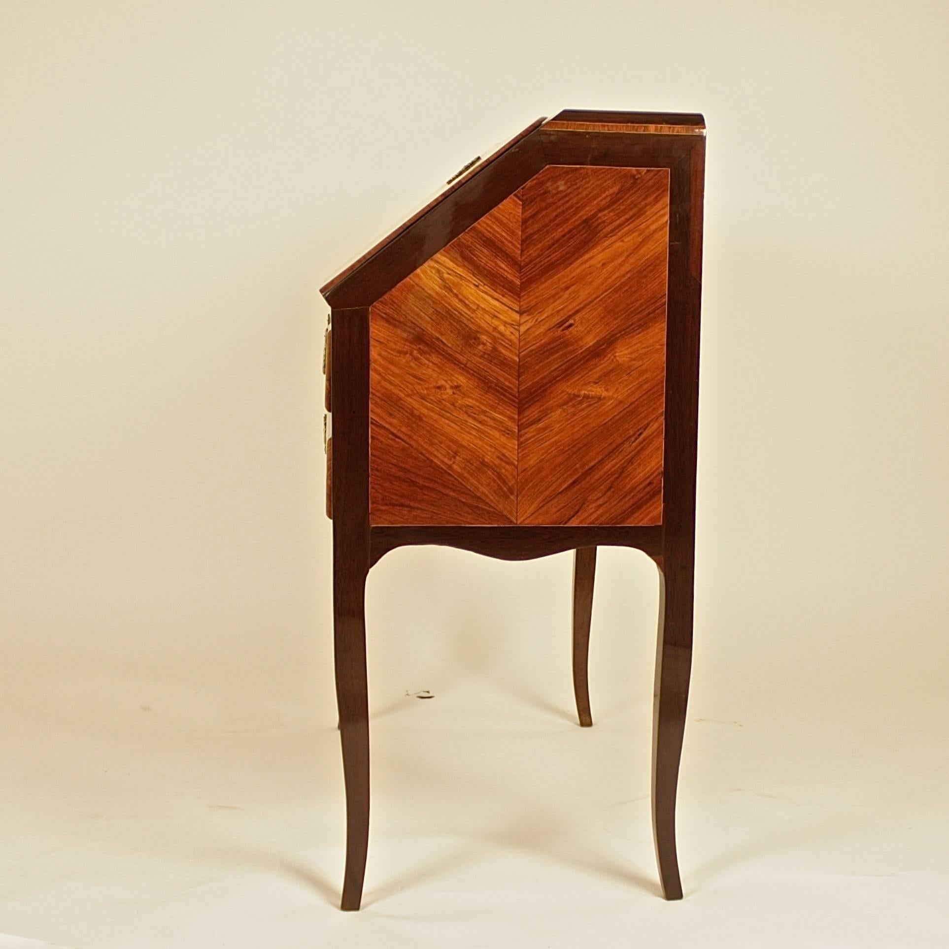 18th Century Louis XV Marquetry Ladies' Desk Manner of J.C. Ellaume In Good Condition For Sale In Berlin, DE