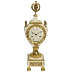 Pendule de cheminée Louis XVI en marbre blanc et bronze doré