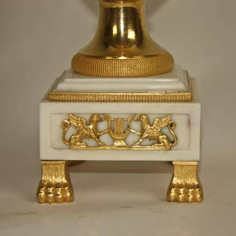 Doré Pendule de cheminée Louis XVI en marbre blanc et bronze doré en vente