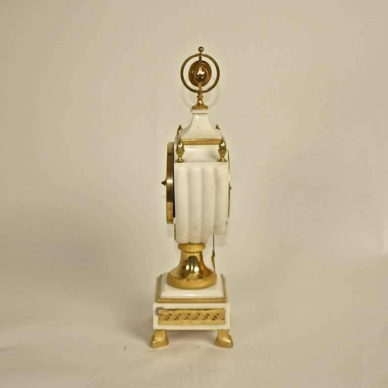 Pendule de cheminée Louis XVI en marbre blanc et bronze doré Excellent état - En vente à Berlin, DE