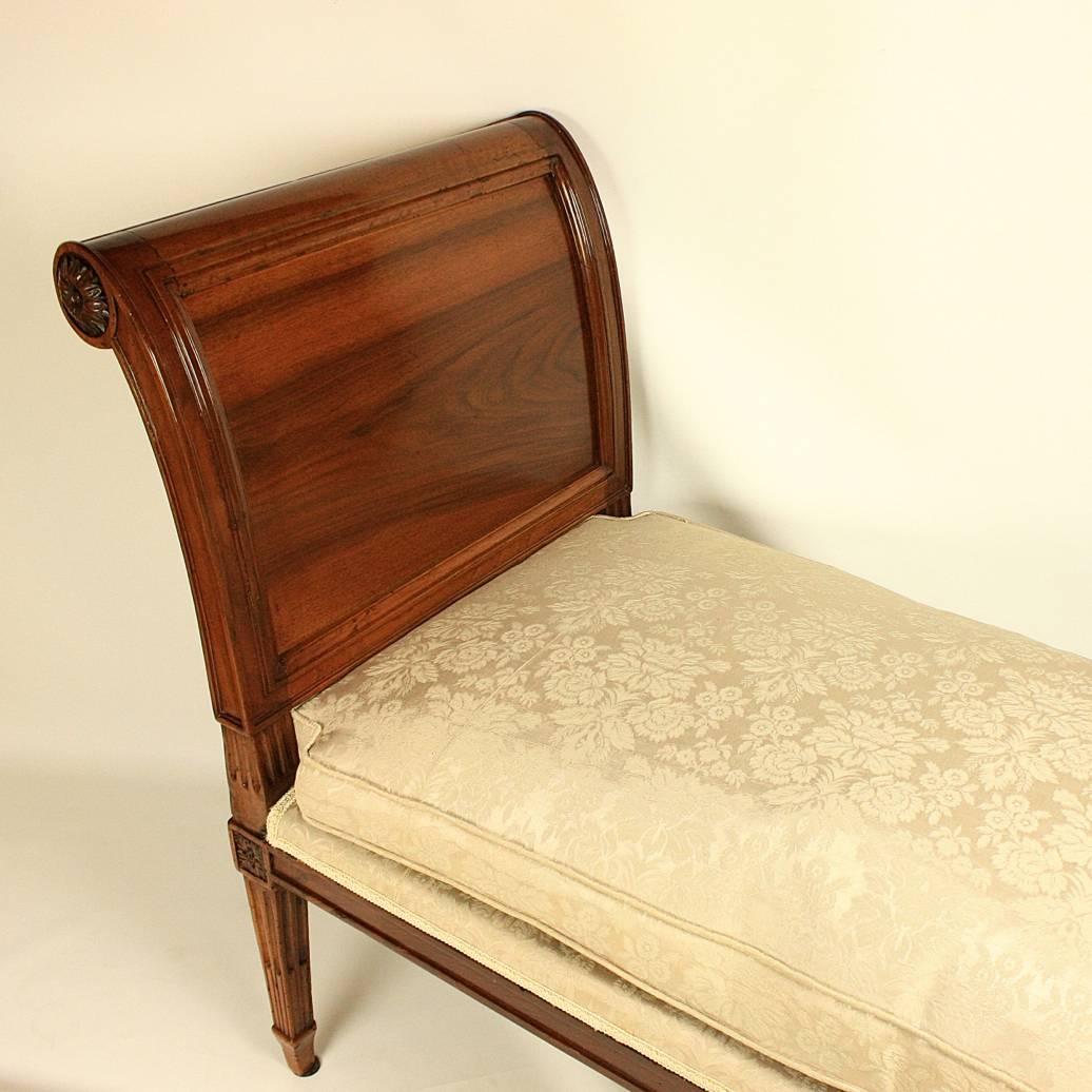 French Louis XVI Day Bed or 'Lit De Repos' in the Manner of Georges Jacob, 1739-1814 For Sale