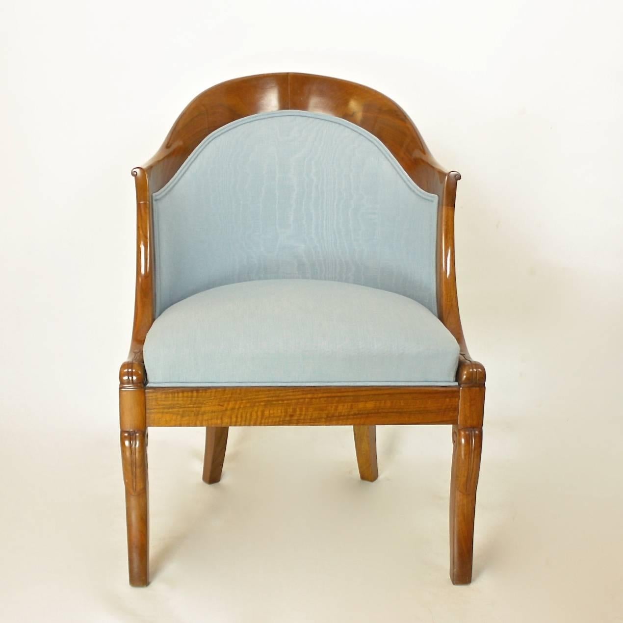 A pair of early 19th century bergère chairs with moulded arched back, upholstery continuous over seat and back. Rails and legs made of beautifully grained walnut, with scrolled arm terminals, cabriole front legs and raked back legs.
The walnut frame