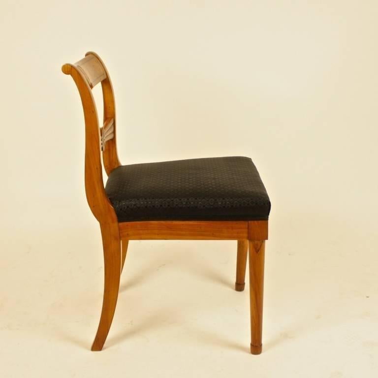 Early 19th Century Pair of 19th Century Biedermeier Fruitwood Side Chairs For Sale