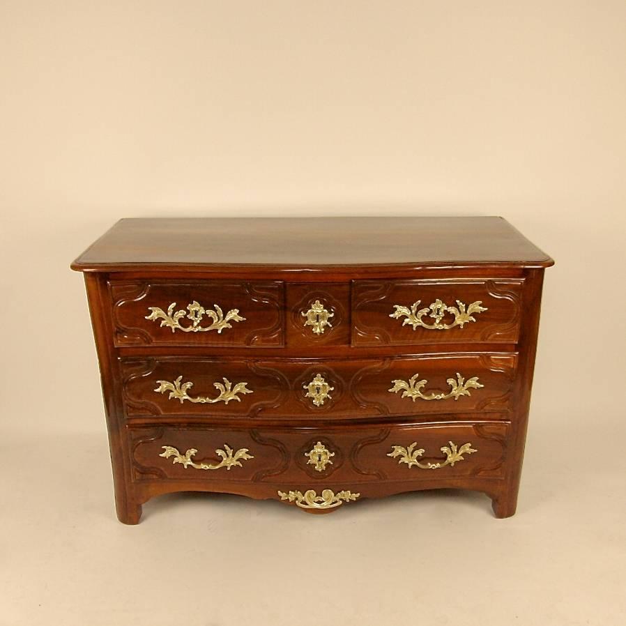 Early 18th Century French Regence Walnut Gilt Bronze Commode

Early 18th century Regence walnut commode with gilt-bronze mounts. The commode has a fashionable curved profile to the front. With a beautifully polished walnut top above three top