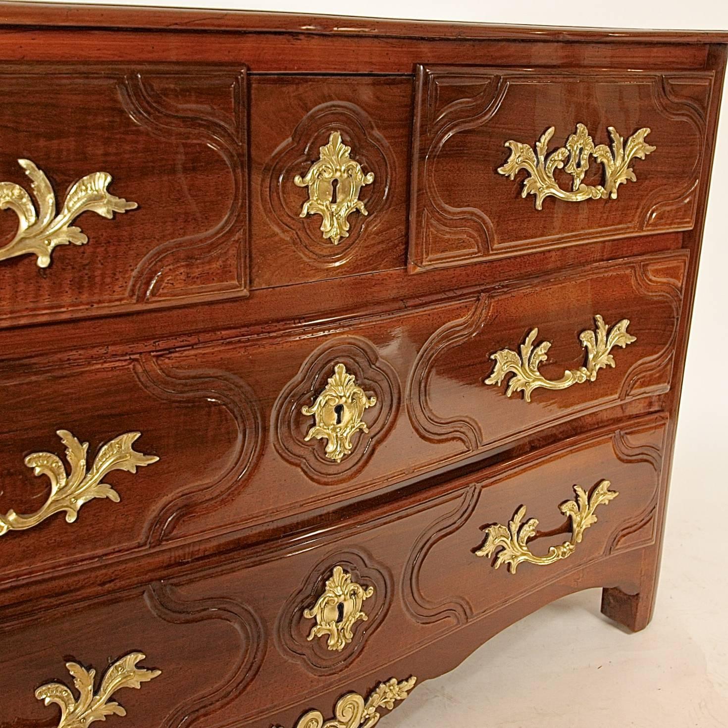 Early 18th Century French Regence Walnut Gilt Bronze Commode In Excellent Condition For Sale In Berlin, DE