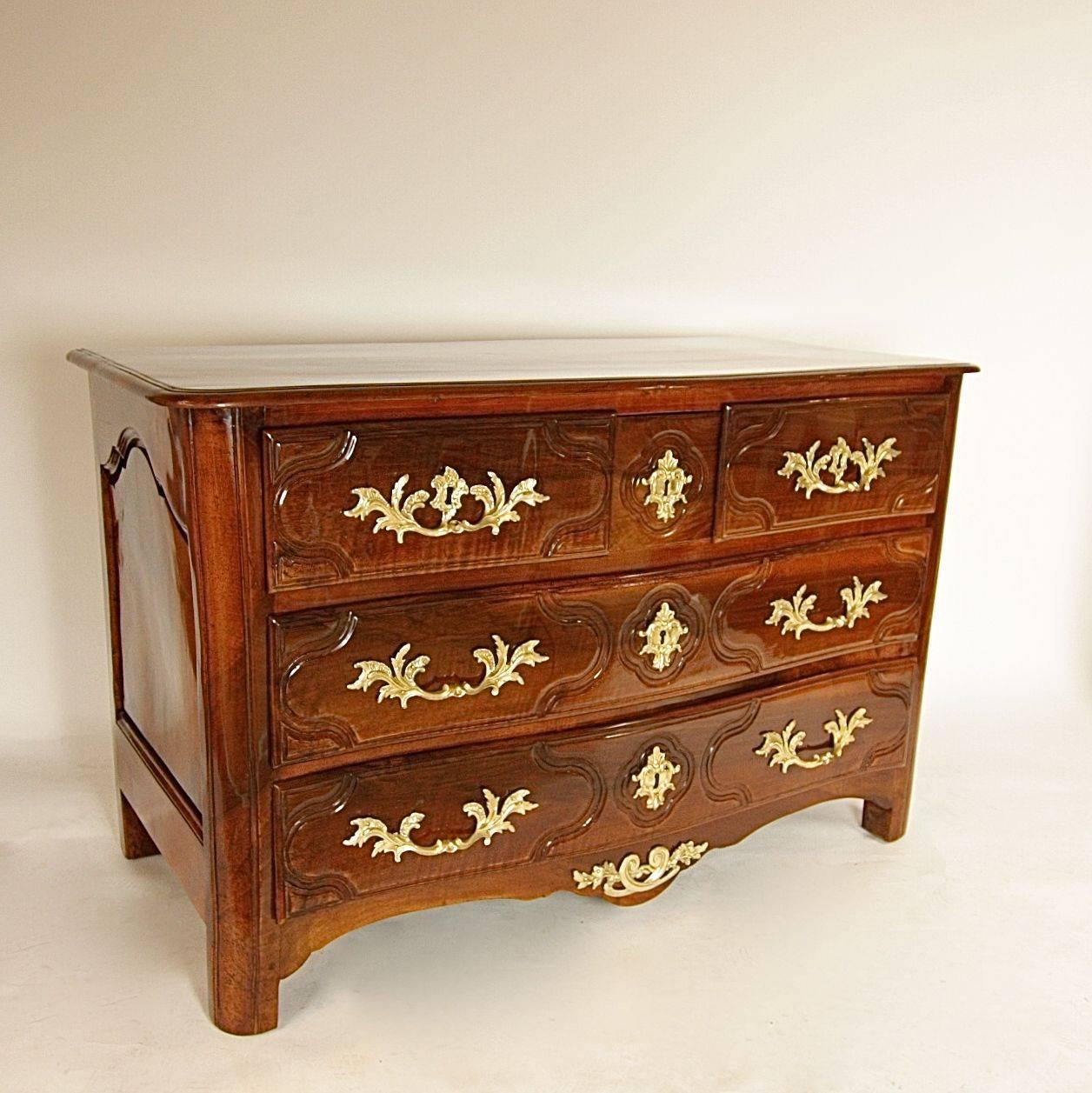 Early 18th Century French Regence Walnut Gilt Bronze Commode For Sale 1