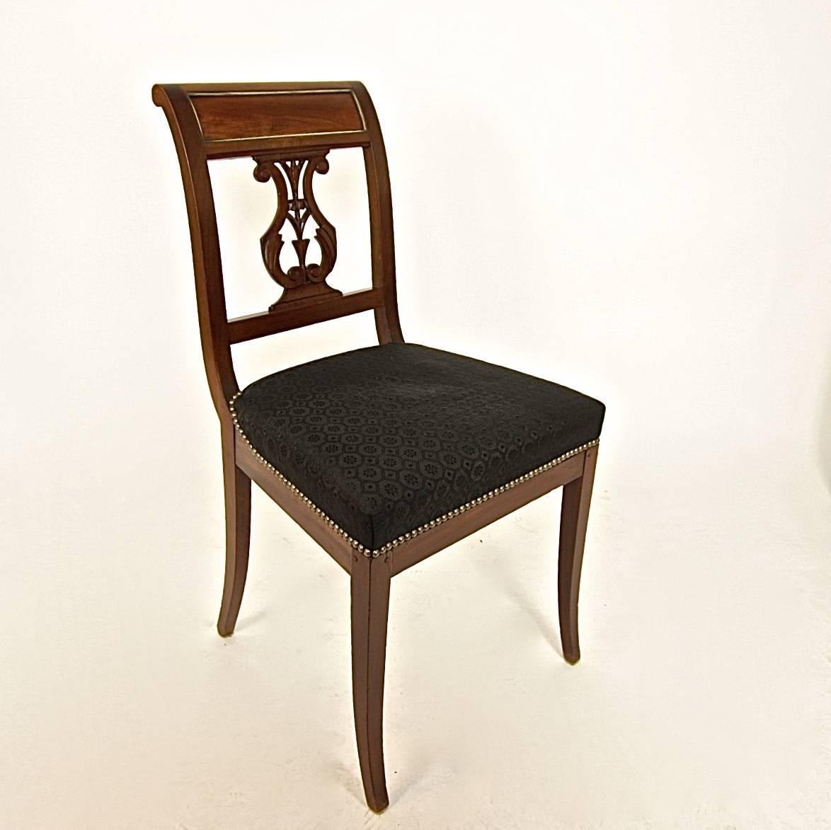 Satz von vier Directoire-Mahagoni-Beistellstühlen des späten 18. Jahrhunderts mit Messingbändern, mit rechteckigen Plattenrücken, geschwungen und durchbrochen mit einem Leier-Motiv aus Blattwerk und Involutionen, überragt von einem mit