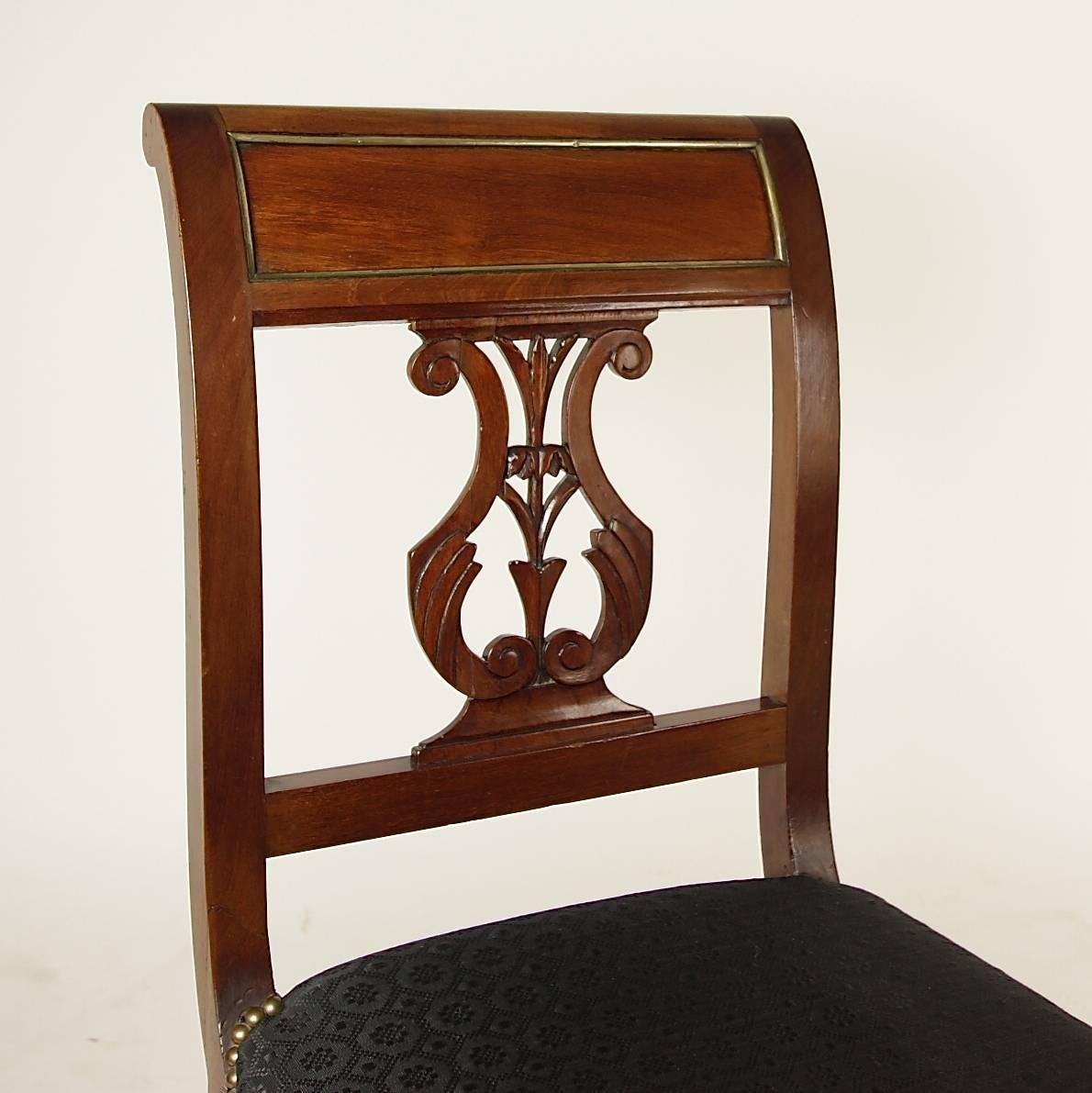 Set of Four Directoire Mahogany Side Chairs with Brass Banding In Good Condition For Sale In Berlin, DE