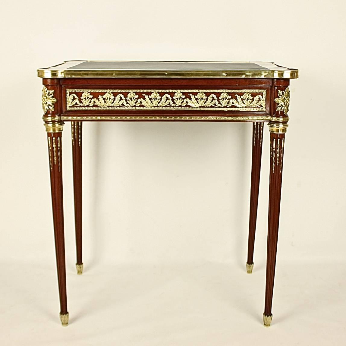 Rare Small Louis XVI Style Mahogany Bureau Plat or Side Table (Französisch)