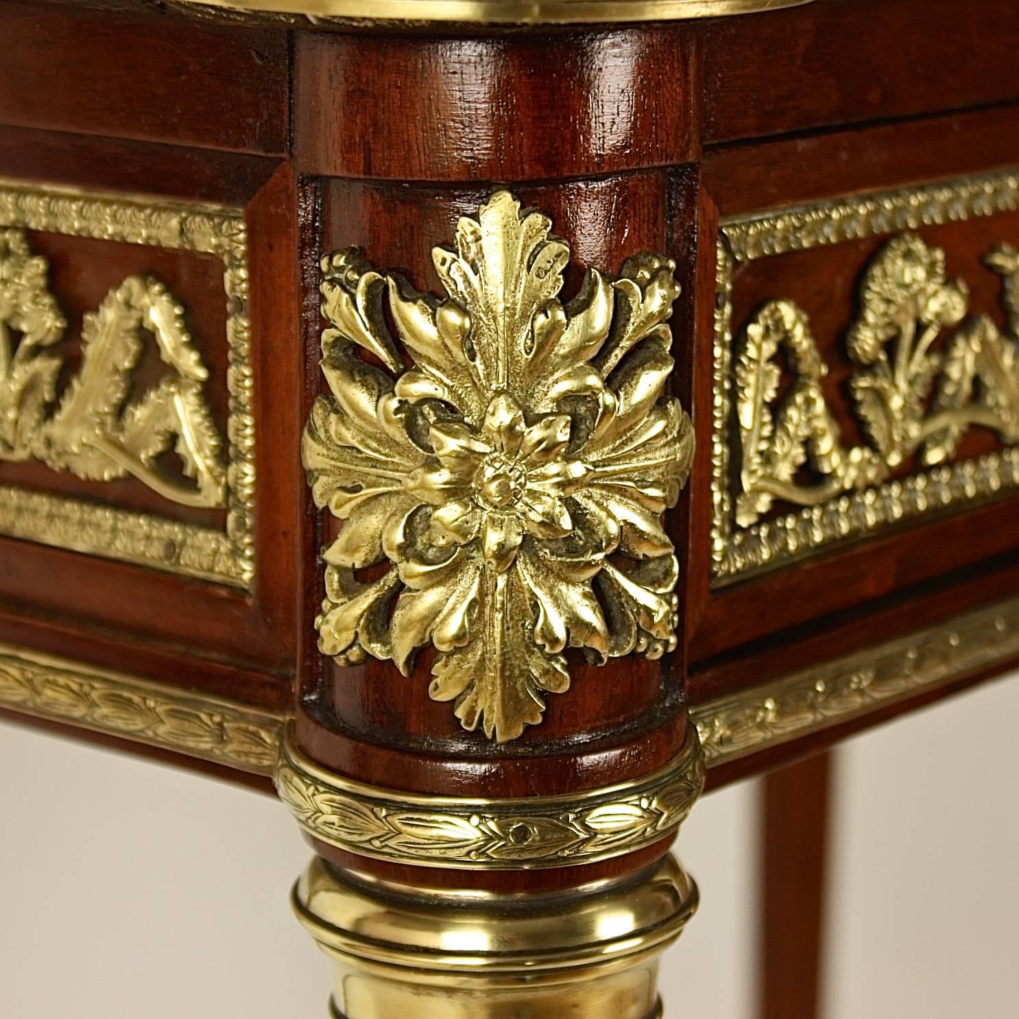 Rare Small Louis XVI Style Mahogany Bureau Plat or Side Table (Spätes 19. Jahrhundert)