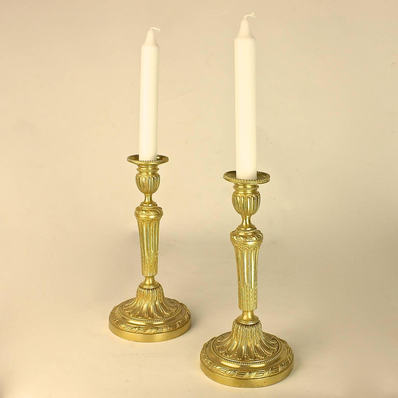 Pair of Louis XVI Gilt-Bronze Candlesticks im Zustand „Hervorragend“ in Berlin, DE