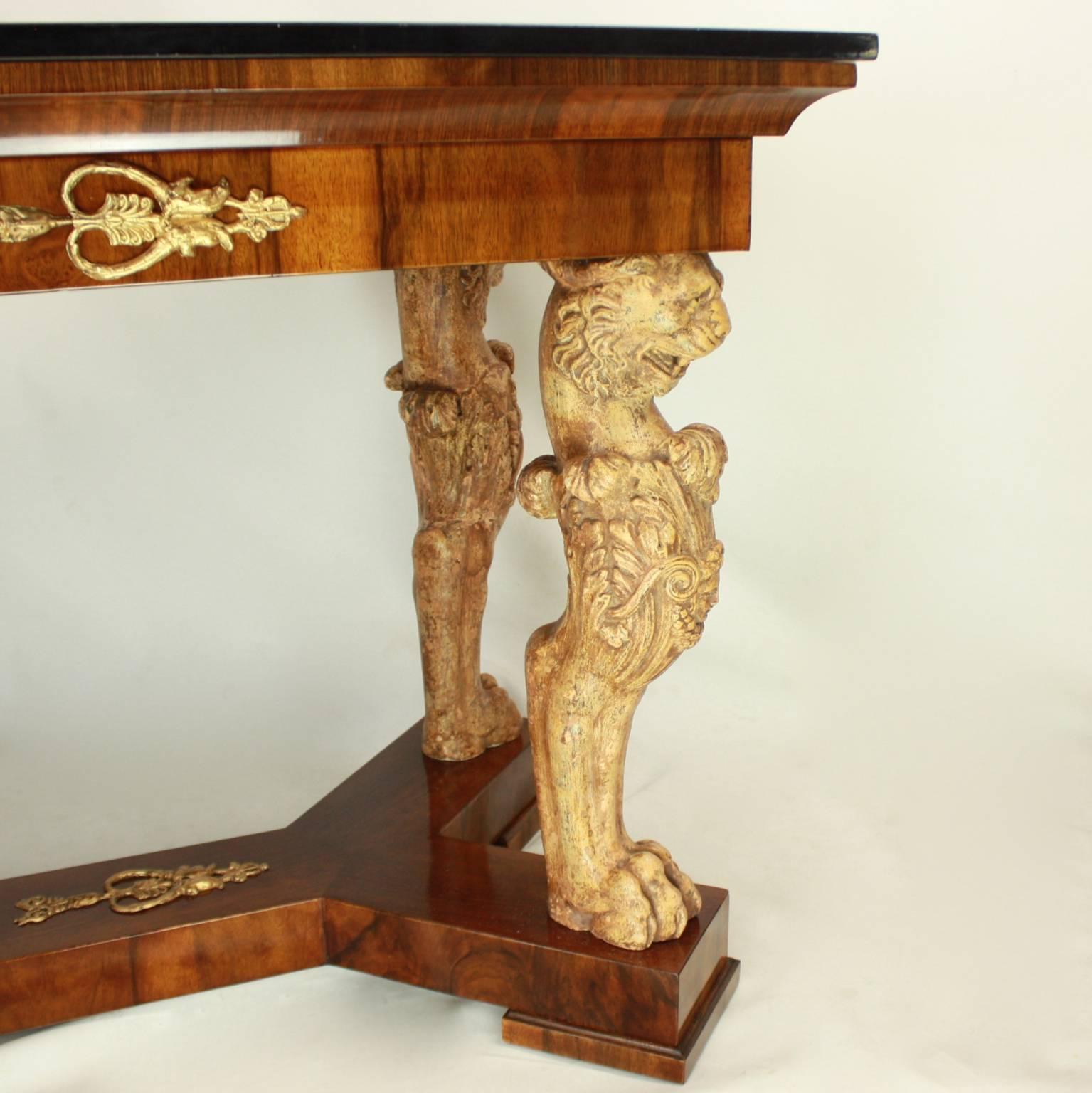 A North Italian center table or console table with a very large and rare multi-figure Scagliola top possibly manufactured in the workshop of Domenico Guattini / Reggio Emilia. The scagliola top depicts cartouches with Venetian galleys, dated 1721,