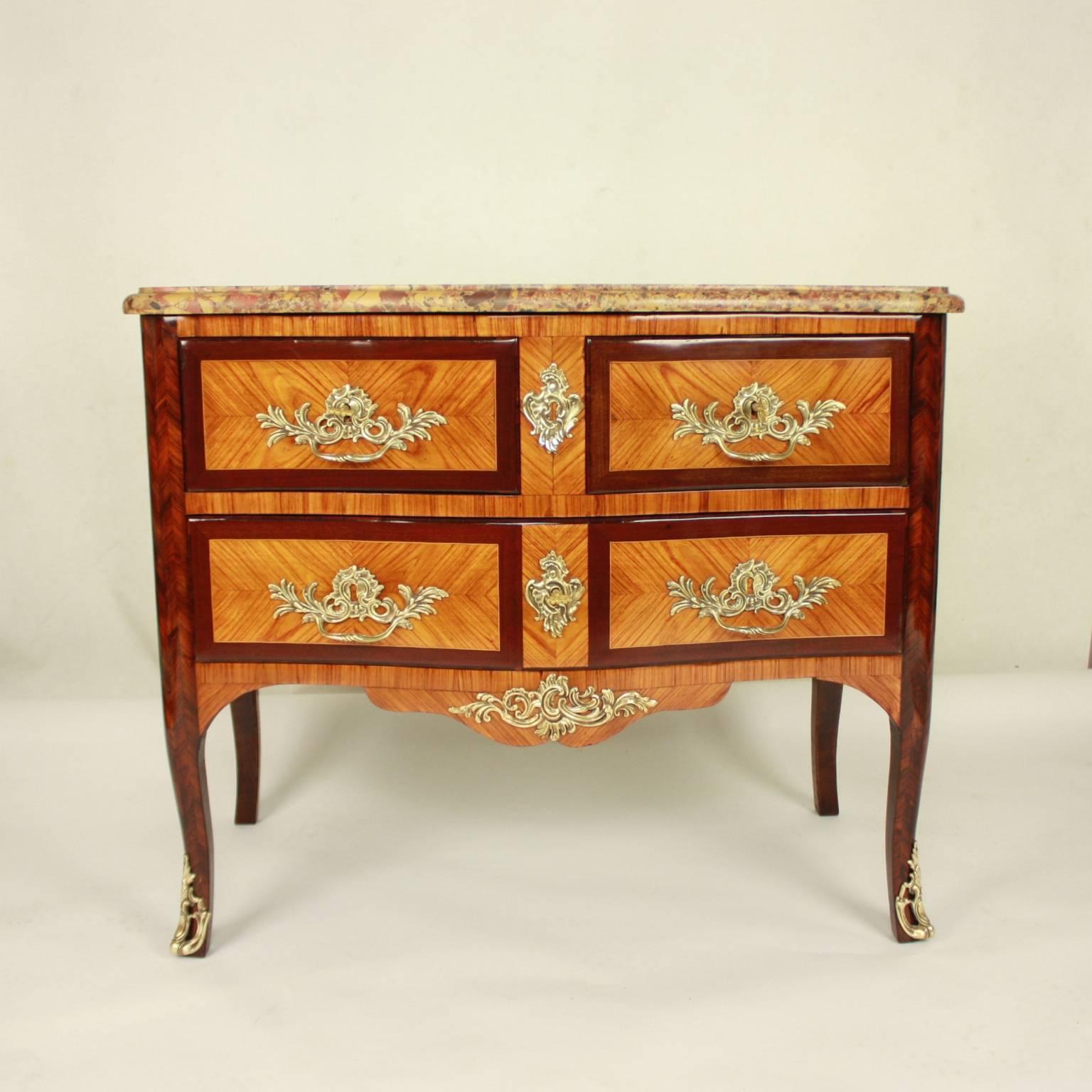 A small Louis XV commode attributed to Antoine Mathieu Criaerd, called “Criard“ (circa 1727-1787, maître from 1747), with two small drawers and one long drawer, with a serpentine shaped front, veneered 'en fougère' on the sides and 'quarter foil' on