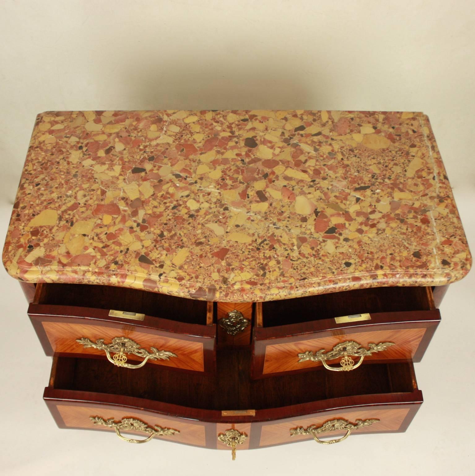 Small Louis XV Commode Attibuted to Criard In Excellent Condition For Sale In Berlin, DE