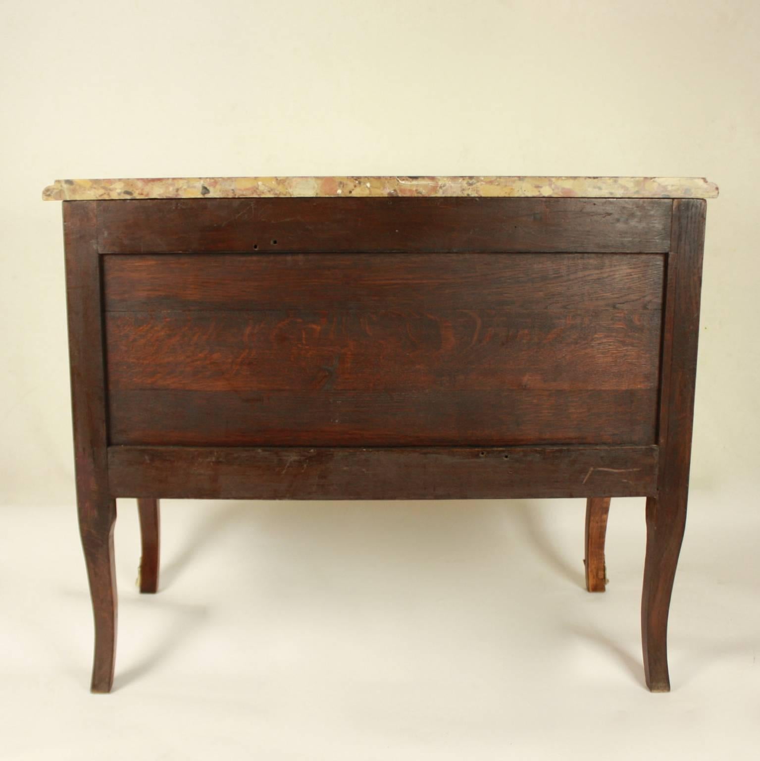 Petite commode Louis XV attribuée à Criard en vente 1