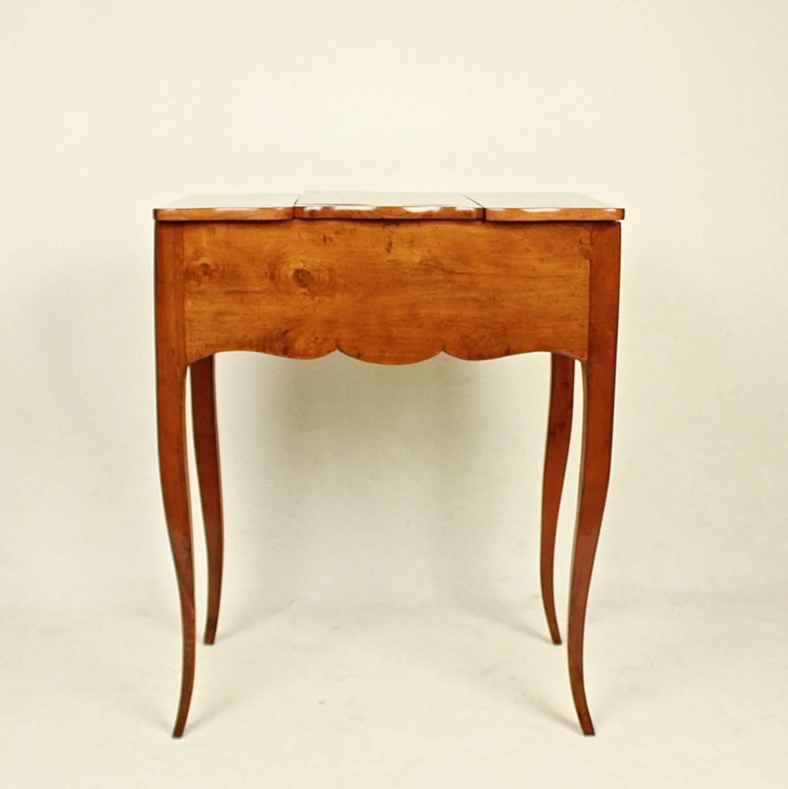 Small 18th Century Cherry Wood Dressing Table with Flower Inlay In Excellent Condition In Berlin, DE
