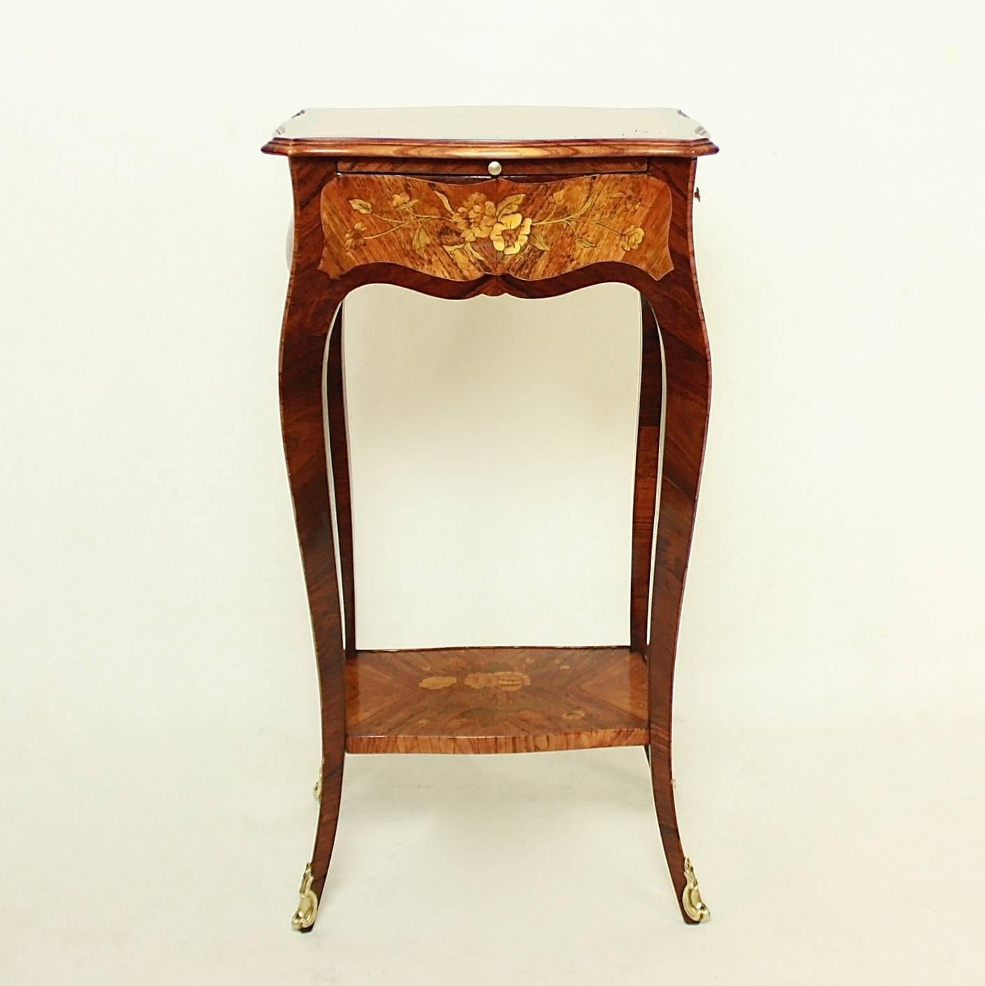 Small Louis XV style marquetry side table and lady's writing table; on four cabriole legs fitted with a writing slide set with a central panel of red leather and a small drawer on one side. The case is oak, with veneers and marquetry of purplewood,