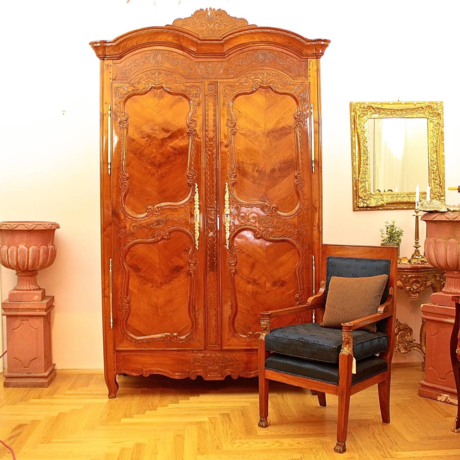 An bridal armoire of solid cheerywood finely carved with joyous shallow carving of flowers and foliate in a symmetrical and geometrical manner. The armoire is dated: E:Coeurdray/1758.
With a double doomed cornice (double chapeau de gendarme)