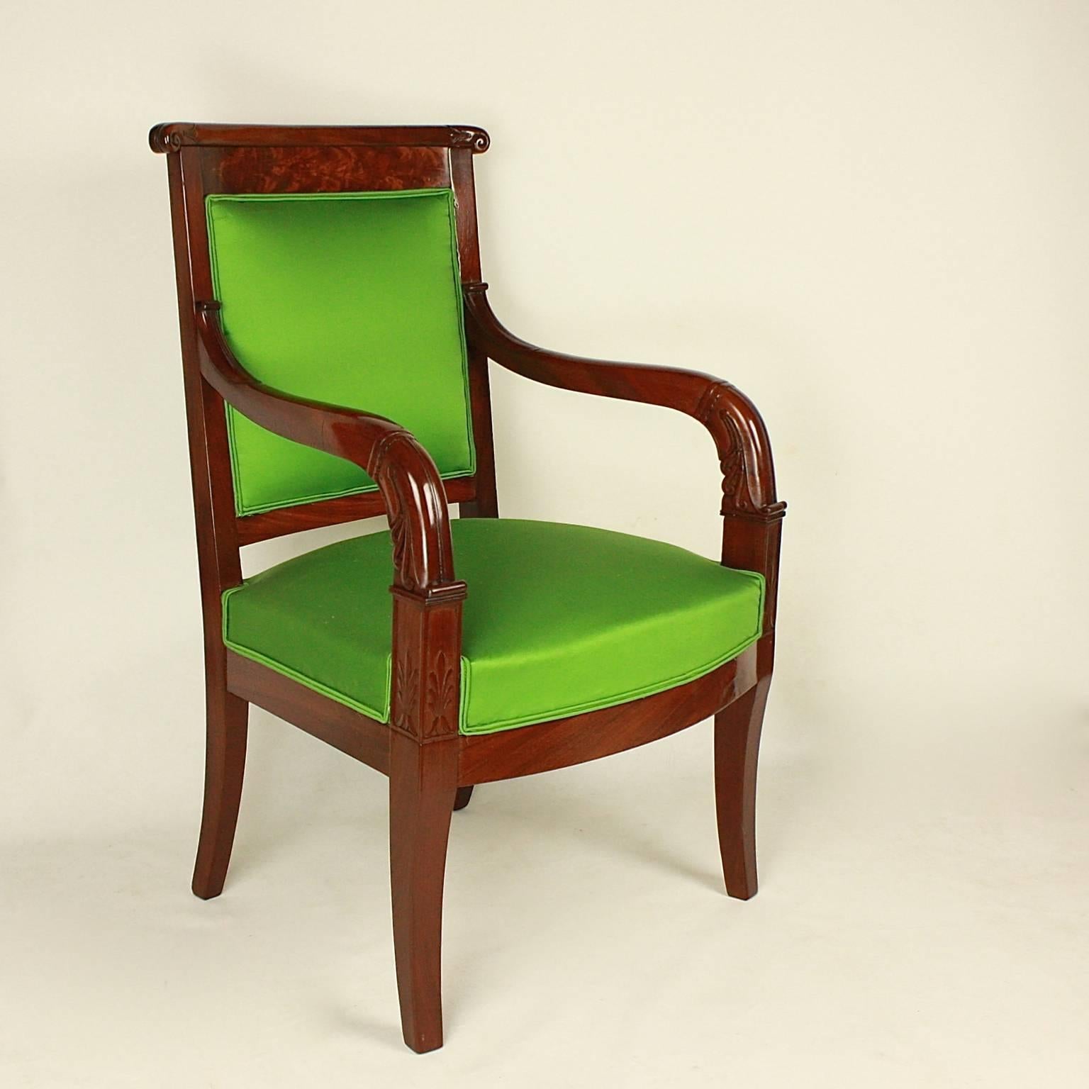 Ein Paar Empire-Mahagoni-Sessel in der Art von Jacob Desmalter (Französisch) im Angebot