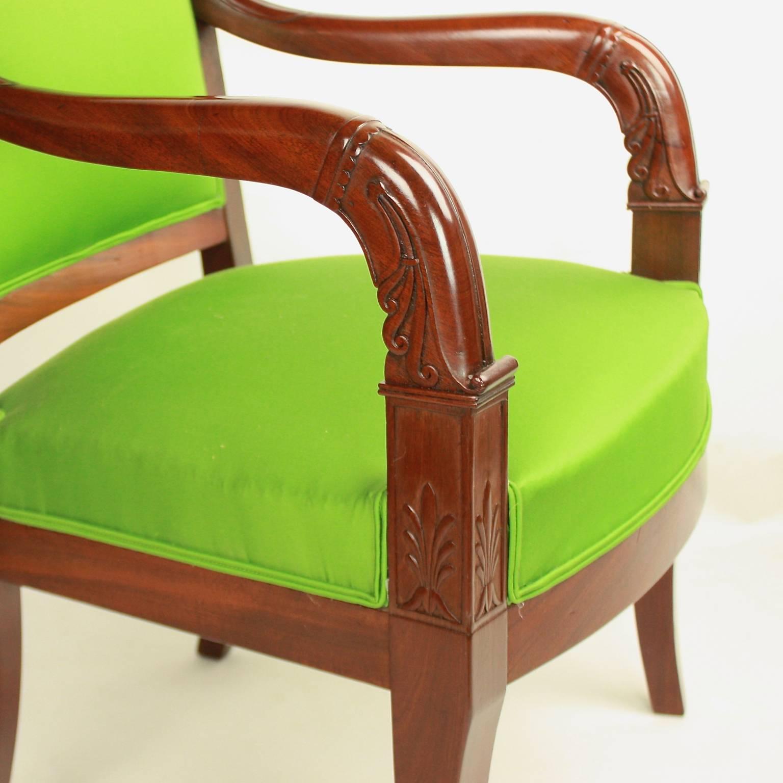 Ein Paar Empire-Mahagoni-Sessel in der Art von Jacob Desmalter (Geschnitzt) im Angebot