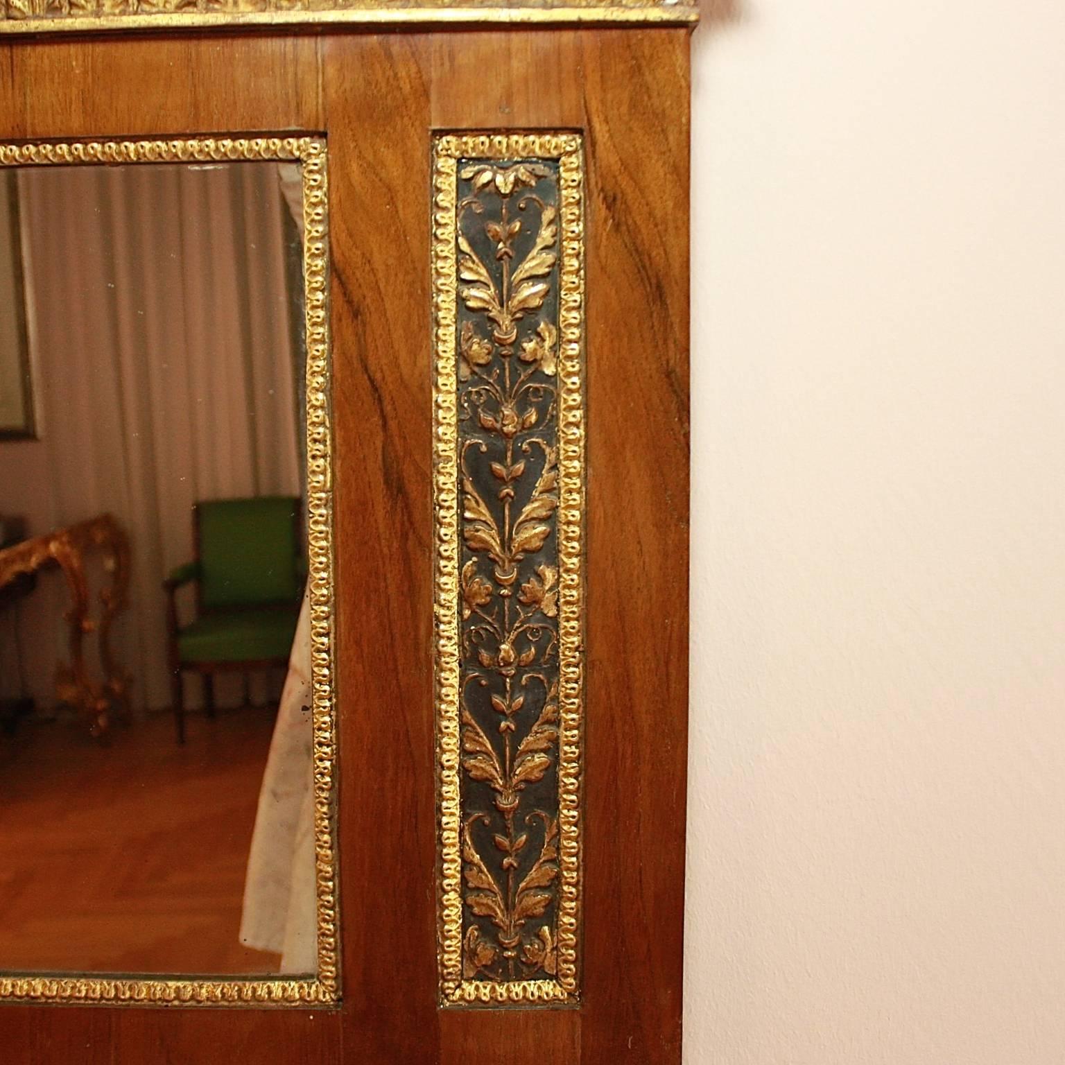 Début du XIXe siècle Italie du Nord Miroir à trumeau néoclassique en noyer et bois doré  en vente 1